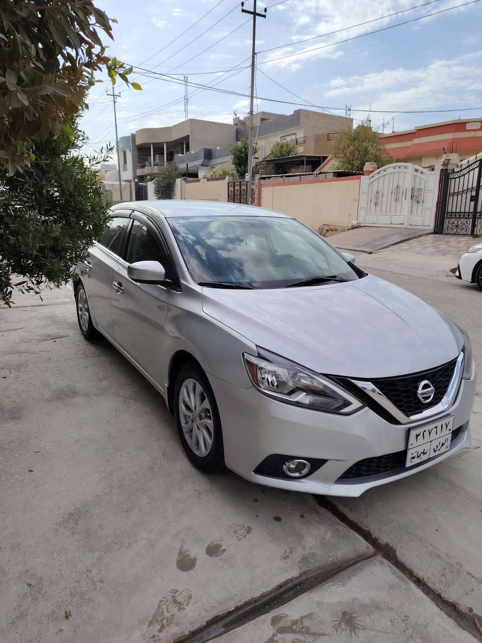 نیسان سێنترا 2019 SV
کلین
پێش و پشتی کەپسە 
تەنھا دەعامی بێشەوە بویاغە سەیارەکی زۆر پاک و بێ کێشەیە   ڕاداری پێشەوە و ئاوێنەکانی شاشە گەورە و تەبرید لەمس دەشبول و دەرگاکان فۆڕمیکای کاربۆنی  کوشن بیلادی ڕەش  
مەکینە18 
چوار تایەی تازەو پاتری تازەی لەسەرە 
ڕونی گێر تازە گۆڕدراوە 
خۆم هیناومەو بە ناو خومەوەیە

سعر  پەیوەندی بکە ***********
