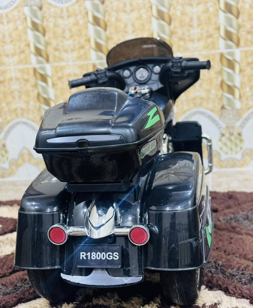 ماطور شحن للأطفال
مناسب من للعمر  
سنة لل 7 سنوات
يحتوي على موسيقى ونشرات 
تصميم مميز مستعمل نظيف جداً 
مفتاح تشغيل حقيقي 
مقعد مريح (جلد صناعي)
تأتي مع الشاحن الأصلي وبطارية 
دواسة قدم للتحكم بالسرعة أضواء أمامية وخلفية 

للاستفسار تواصل ‭0771 691 6760‬
او مرسلة صفحة
