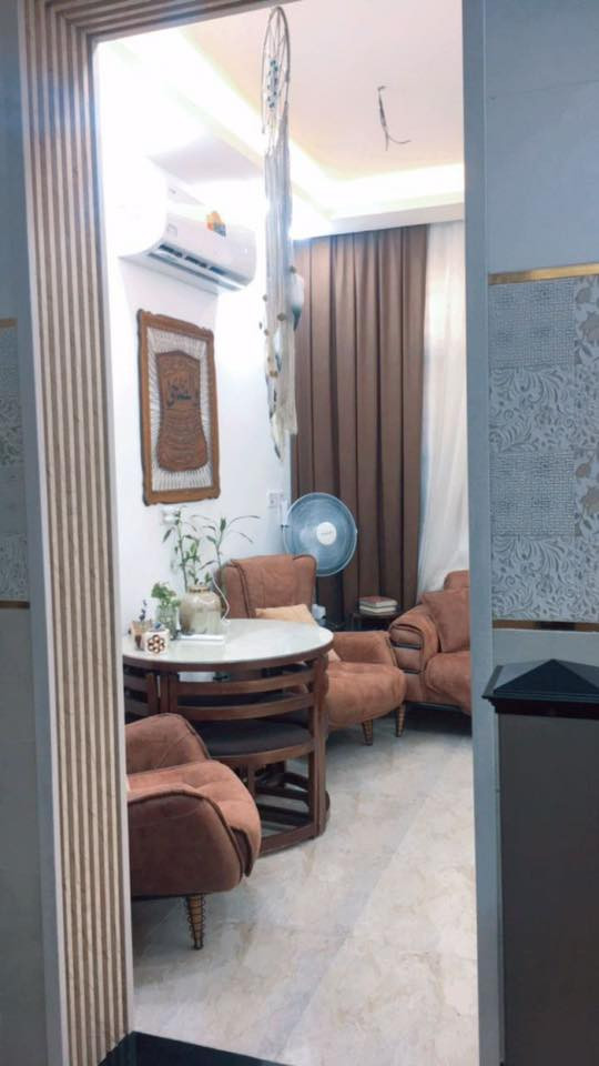 بيت للبيع ٥٠ متر واجهة ٥ نزال١٠  الدورة شارع الكوخ الزهور خدمات كامله تبليط ومي وكهرباء(٣ طوابق بناء حديث ٢٠٢٣ يحتوي على صاله ومطبخ و٣ غرف نوم وخدمات ٢ شبابيك المنيوم كهربائيات درجة اولى وبي ماطور وبوستر نازل وسخان وكامرات وتانكي ) البيت بأسمي تحويل واقرار من صاحب الكاع الرئيسي السعر ١٢٠ وبي مجال للاستفسار *********** موجود واتساب
