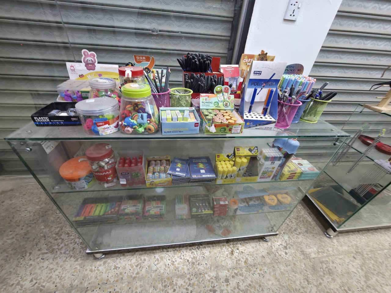 السلام عليكم
هاي تصفية مكتبة بأسعار الجملة واقل 
تجي ايشي تاخذه اشوفك الوصل مالته والسعر عالجملة
بالاضافة الى ٦ رفوف حديد مرتبات
و٣ فاترينات جام
الغراض ما صارلهن هواي
صارلهن شهرين وبس
والفاترينات والرفوف بيهن وصلهن وابيعهن بسعر اقل من سعرهن ب٣٠ لكل رف او فاترينة
الي يحب يجي يزور المحل ويشوف هو شنو محتاج من الغراض وياخذ وتشلع عيني
بالاضافة الى مكتب وكرسي وهم بيهن وصل ونضيفات وكل وحدة من سعرها يطير ٢٥ و٣٥
وكل الصور موجودات ومستعجل عليهن
بغداد الامين الثانية قرب تقاطع الزهور
***********
