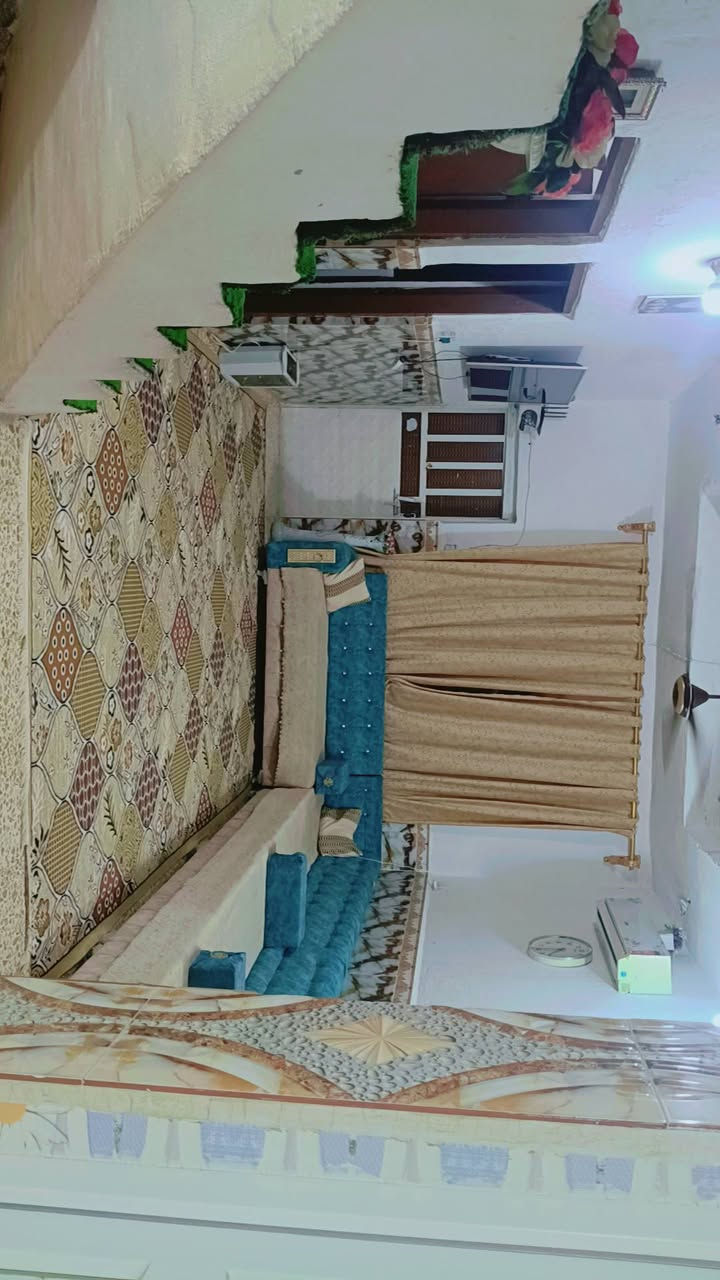 سلام عليكم دار للبيع حي سعيد قرب مدرسه الوتاد بيت مصفر معامله كامله بسمي يتكون من 2-عرف نوم +هول كبير + صحيات حمام داخلي مستعجل على البيع  الإتصال ***********-
