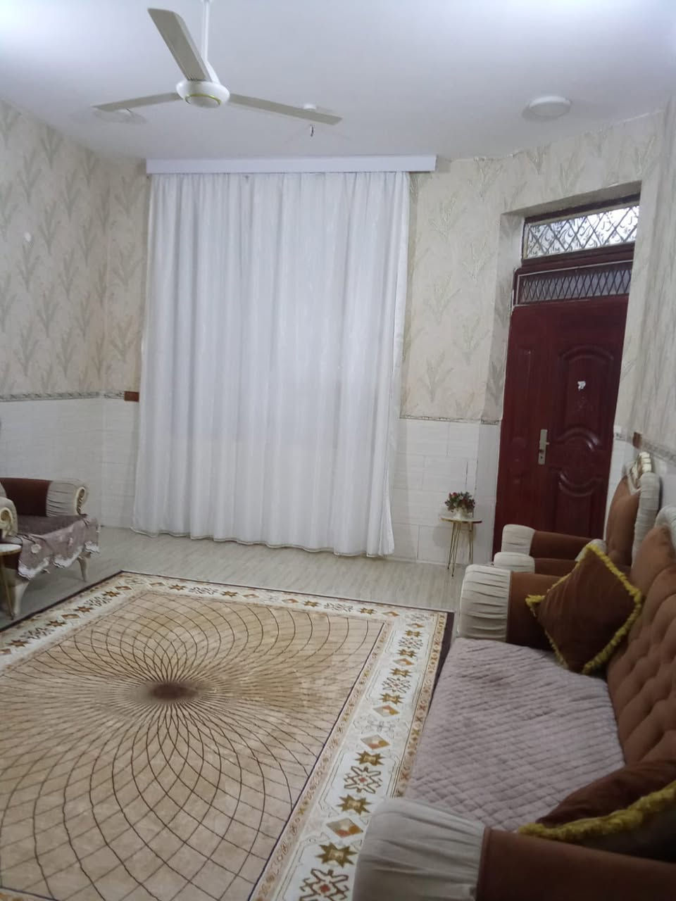 بيت ومحلات للبيع المساحه 315
خمس محلات 
خمس غرف نوم 5ونص /4
صاله  10/4
ستقبال 6/4 
مطبخ 5/4
حديقه 5/5
‏***********
