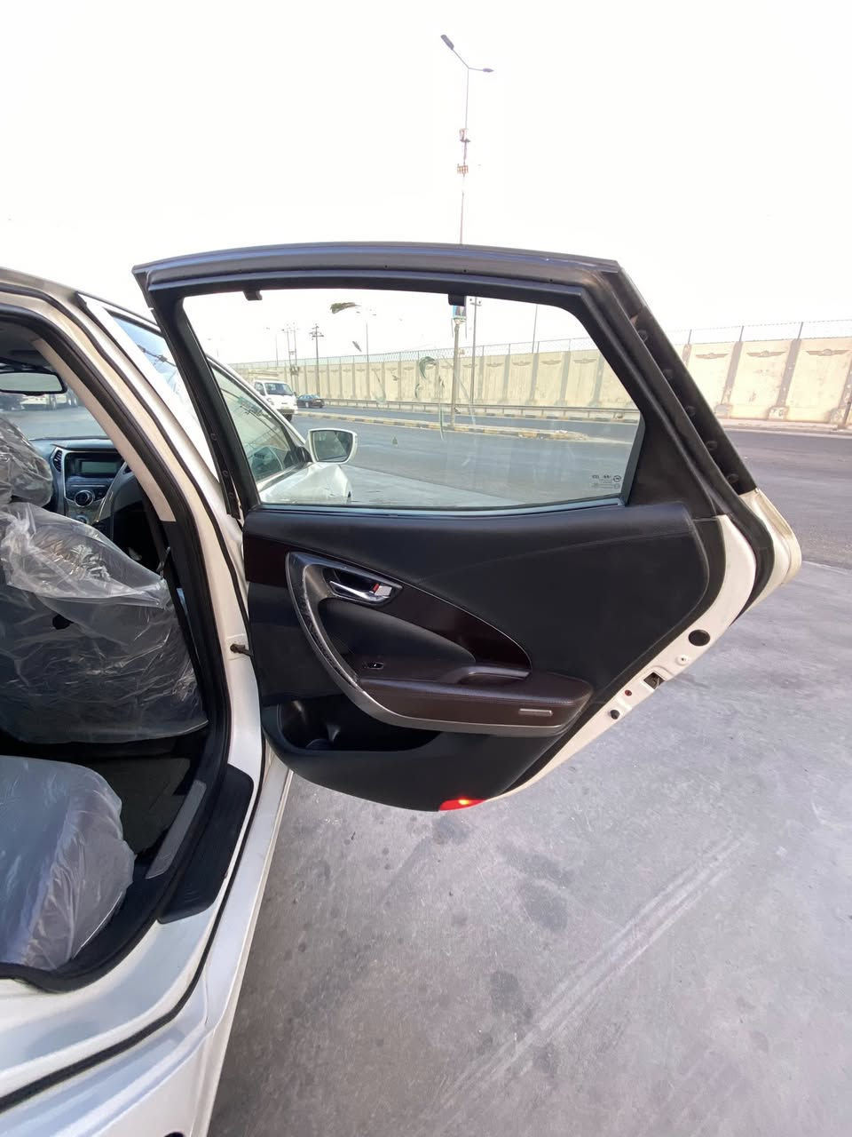 السلام عليكم للبيع ازيرا 2012 فول مواصفات vip داخل اسود بانورما 
معروفة مواصفاتها 
السياره بيه قطّعه ونص صبغ  بنيد ونص الجاملغ الخلفي والباقي كفاله عامه  كير كفاله تبريد ثلج محرك بي لاستيك ولف بخار كلش قليل ممبين اثر حماوه 
يعني محركها لا كايم ولا شي ولا رواجز.  
بغداد دولي سنويه وهزه جديد 
باسمي مداور ثاني يوم 
عنوان نجف 
السعر 112 قفل من الأخير 
***********
