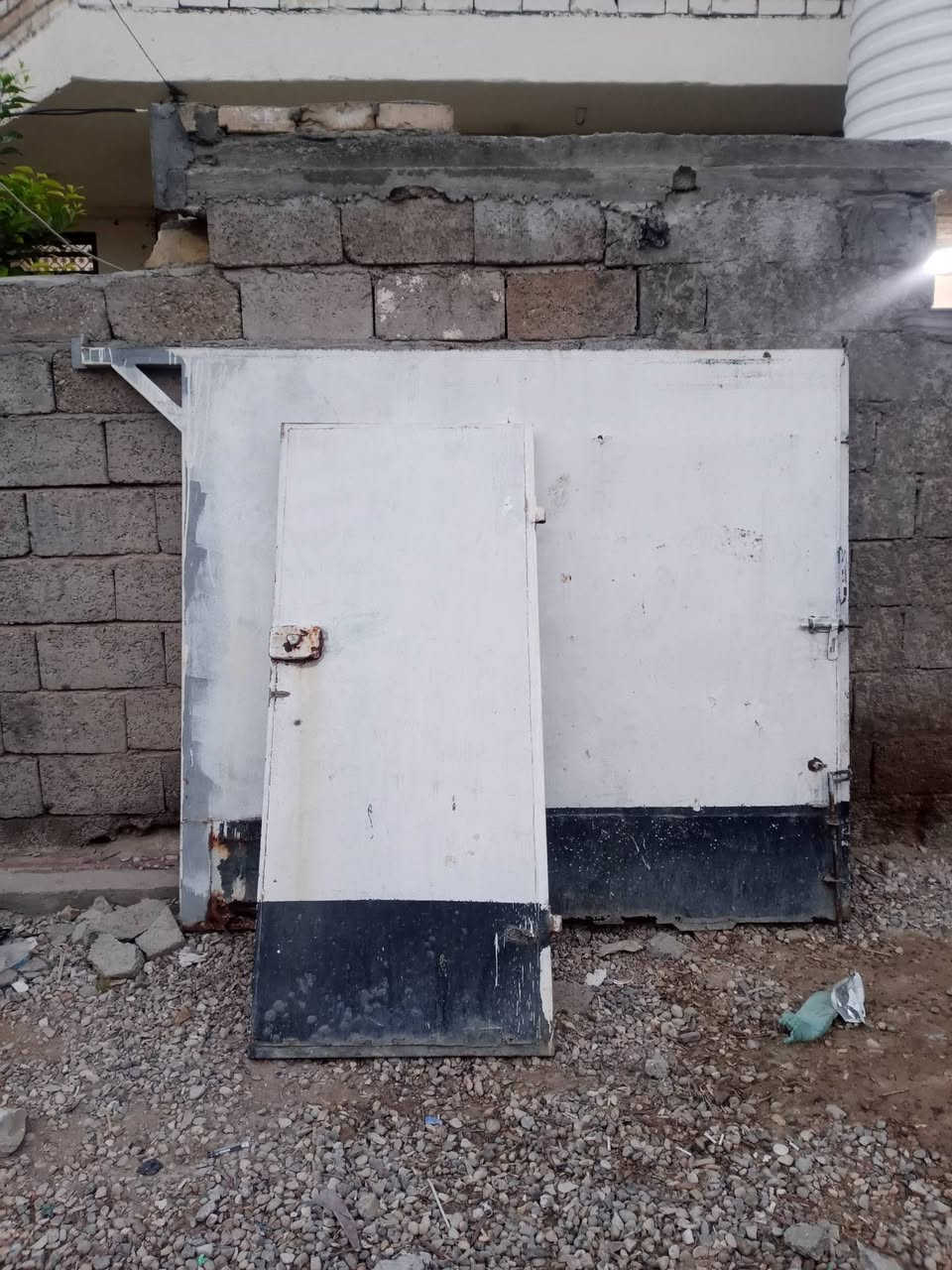 السلام عليكم باب 3 أمتار للبيع الخماس شارع الرسول بي اخياس بل السجه الجوه فقط رقم الهاتف ***********
