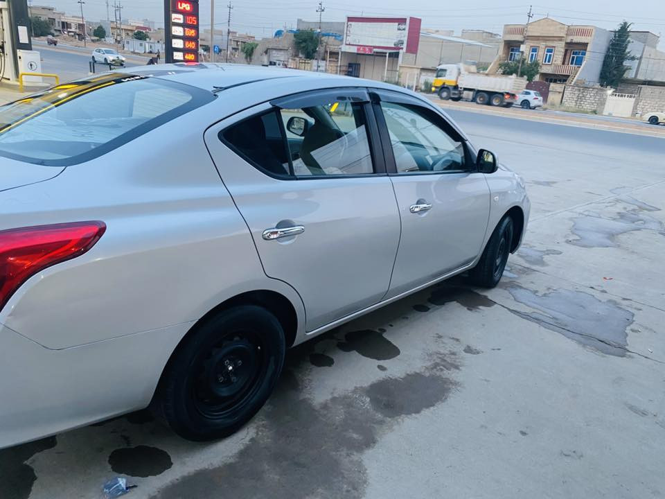 نیسان سەنی ٢٠١٣ 
سبوغی نیە 
جەمپێکی پشتی هەیە بە خەفیفی
بستێک ساردی هەیە لە بۆنیت

***********
