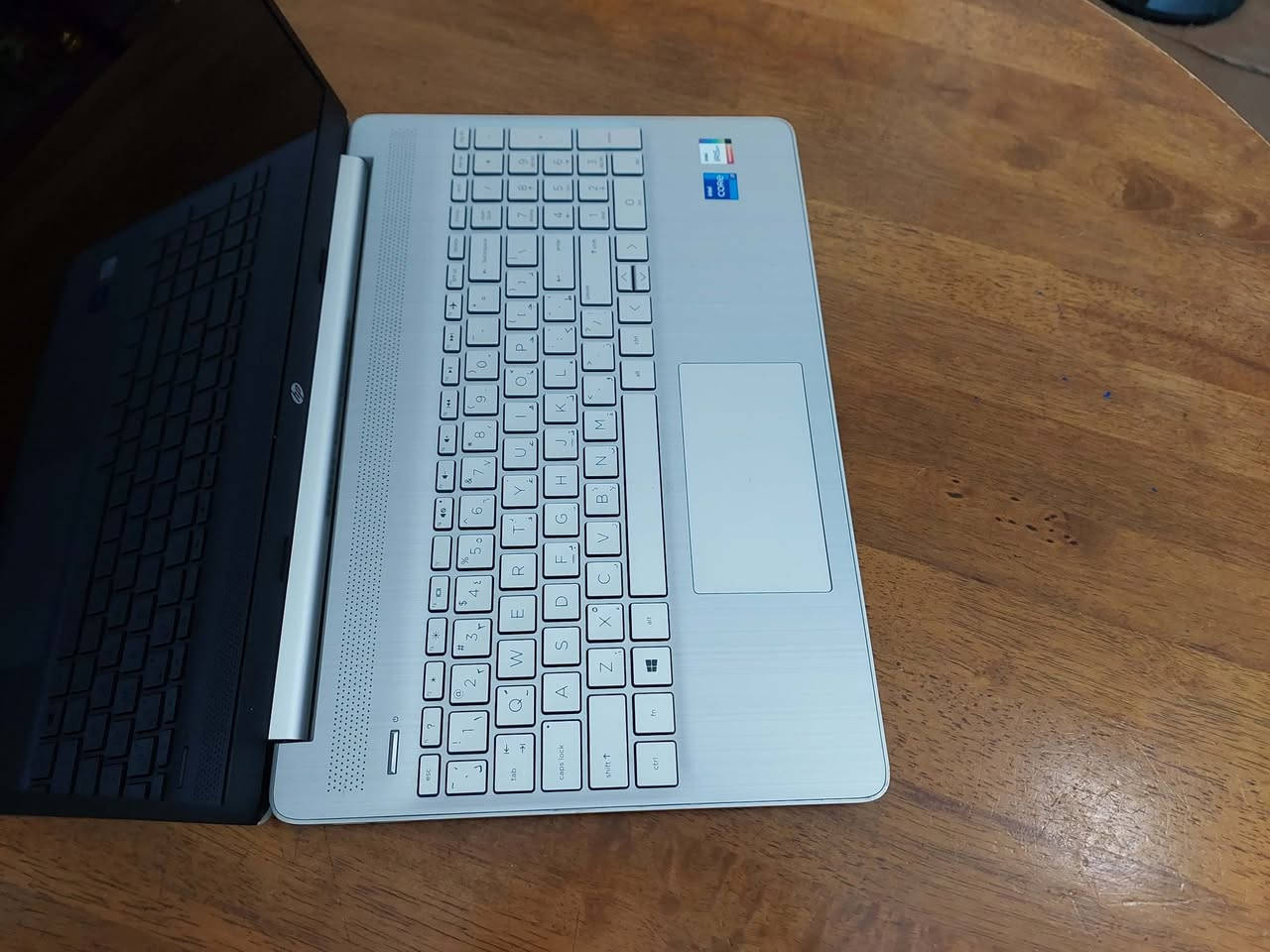 السلام عليكم ..  جيل    12  ماركة   hp   بلون مميز   ... شاشة  حجم 15.6 دقة FULL HD  .... معالج قوي جدا  كور اي  5  جيل 12  ...هارد نوع SSD M2 السريع بحجم 512  كيكا ...رام حجم  8  كيكا ...  ... اللابتوب جديد بمعنى الكلمة   سوبر سلم و شكلة روعة وشحنة فوق الممتاز   ... ملائم للبرامج الهندسية والدراسة والاعمال وغيرها مكانه بغداد السعر 300$ للاستفسار الاتصال *********** او *********** (واتس) بغداد, العراق
