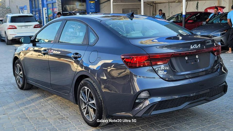 سلام عليكم عندي كيا فورتي مديل 2023 مواصفات نص فول حادث بس جاملغ ايمن فقط  وبيه بارد بل باب السايق شبر  السياره ماشي 27 سعره مرقم بغداد سعره 148 وبيه مجال رقم *********** مكان السياره بغداد

