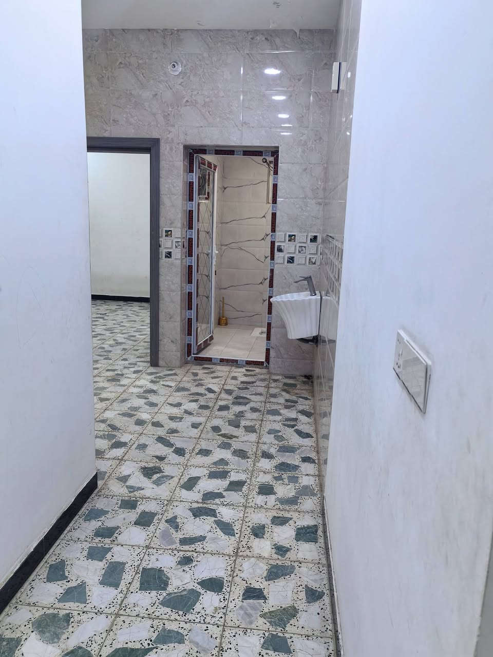 توفرت شقة للأيجار طابق اول في منطقة حي اور تحتوي على غرفة نوم واستقبال و مطبخ و بلكونه للأستفسار ***********
