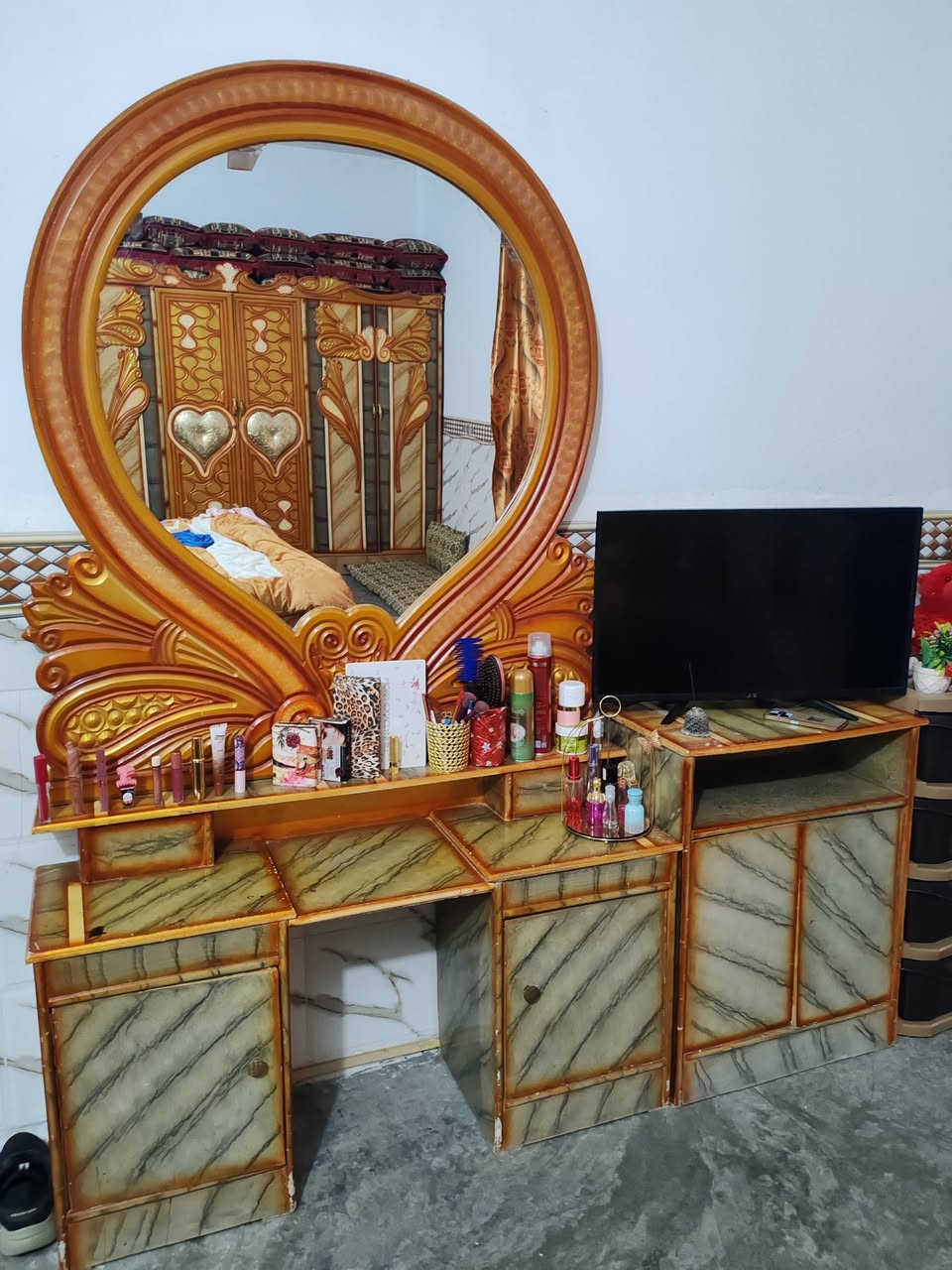 سلام عليكم  قرفه بيعيه السعر 350بيها مجال ***********
