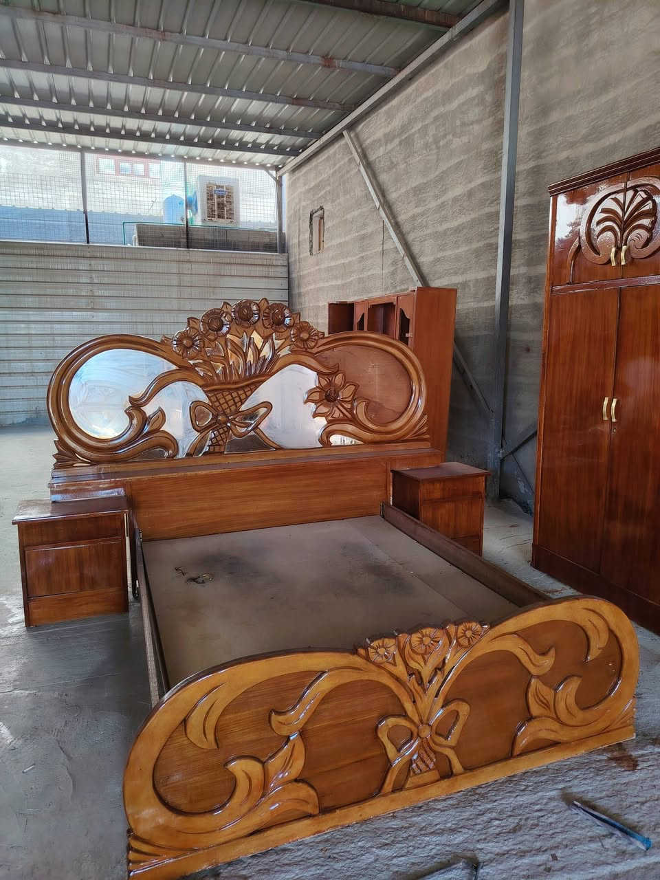 #للبيع 
غرفه السعر 650
بوفيه 3مترات ونص حطاطه درجه اولى السعر 250

العنوان 
الرمادي_ الخمسه كيلو_ الشارع الخدمي_ مقابل زنود الست الحمداني 
للتواصل
***********
