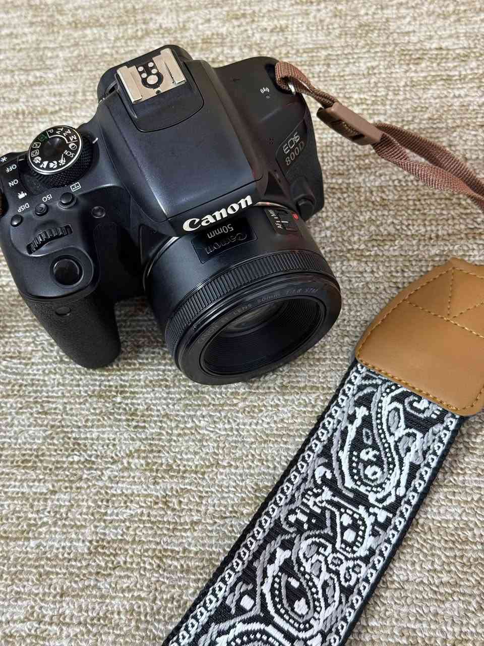 للبيع / canon 800d
🔹 المواصفات الرئيسية:

• المستشعر: CMOS APS-C بدقة عالية

• الدقة: حتى 24.2 ميجا بكسل

• ISO: من 100 حتى 25600 (قابل للتوسيع)

• فيديو: Full HD بدقة 1080p

• شاشة: شاشة لمس قابلة للإمالة

• واي فاي + بلوتوث: للاتصال ونقل الصور

📦 الملحقات المتوفرة كاملة:

✔️ عدسة أصلية 

✔️ بطارية + شاحن

✔️ رام (32)

✔️ حزام رقبة+جنطه 

.....***********.... 

السعر / ٦٥٠ الف دينار عراقي
