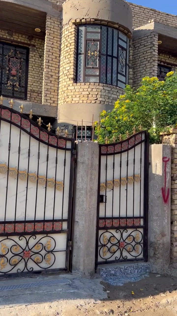 السلام عليكم دار للبيع المساحه 252متر البيت طابقين وبناء حديث الطابق الاول يتكون من غرفتين نوم كبار وهول ومطبخ واستقبال ومجمع صحيات وكراج وحديقه 
الطابق. الثاني يتكون من غرفتين نوم كبار وهول ومجمع صحيات البيت طابوق سند 25زراعي باسم المالك
العنوان مفرك سنجار وعنانه خلف معمل التانكيات للاستفسار الاتصال ***********
