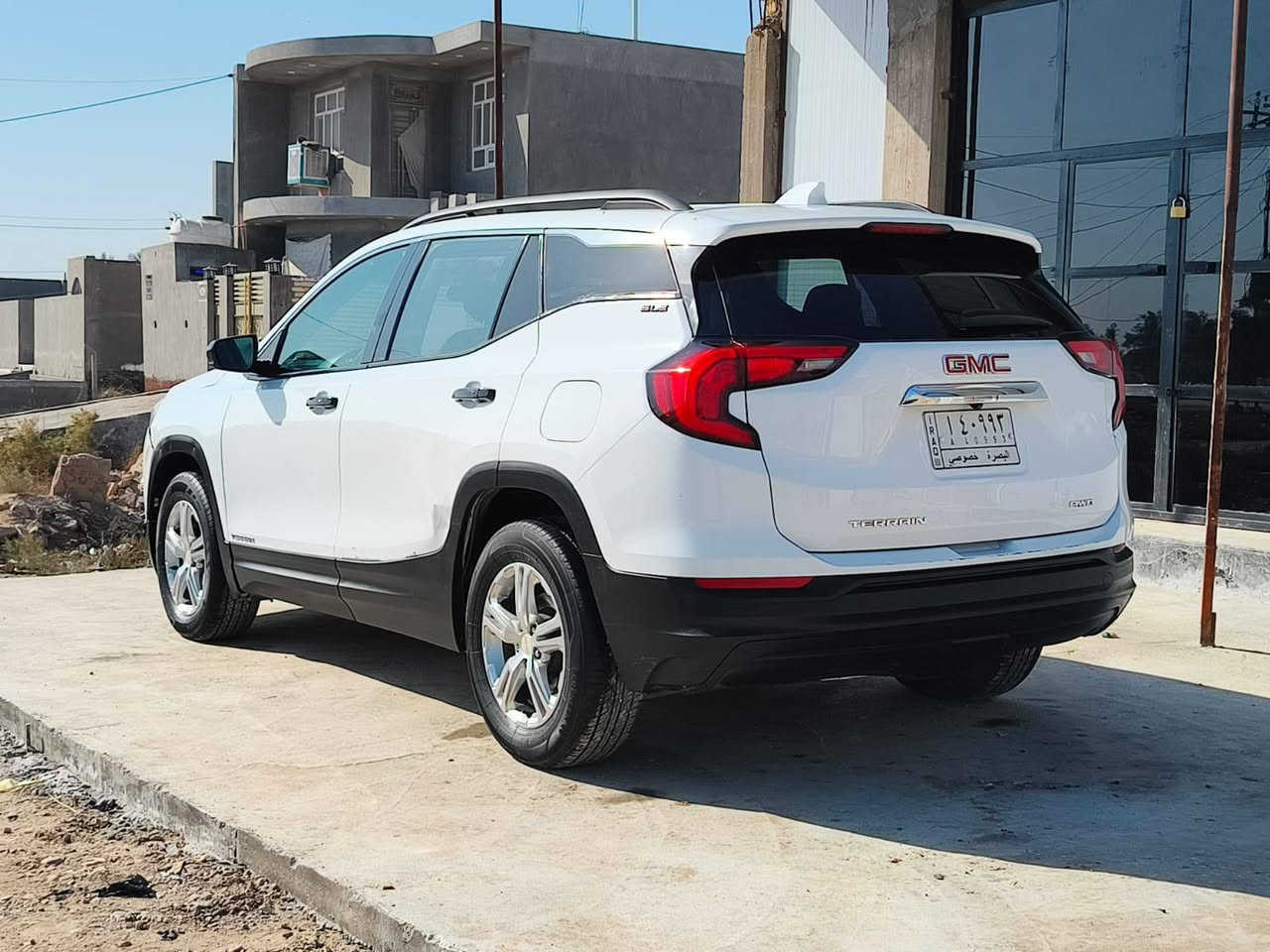 السلام عليكم جمسي تيران ابيض موديل 2018 السيارة ضربتهة بامريكا موجودة بلصور وبيهة رصعه خفيفه بلباب الخلفي السيارة تخم تاير جديد كير ومحرك وتبريد كفاله السعر130 وقابل للتفاوض رقم التواصل ‏‪***********
