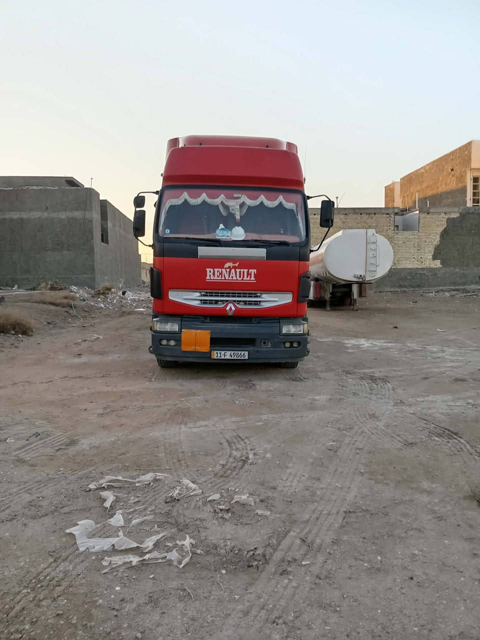 السلام عليكم رينو صهريج للببع انجكتر بلادي موديل 2005 جاهزه الشغل تخم تاير كهربايات كوله شغاله كير و محرك كوله بشرط طوناج جديد سنويه 2027 تسريح اميني بيه سياره شغاله على خط بصره )(***********)(***********
