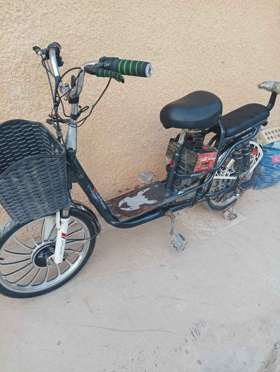 سلام عليكم دراجه شحن للبيع 
السعر 250 بيها مجال للشراي
***********
