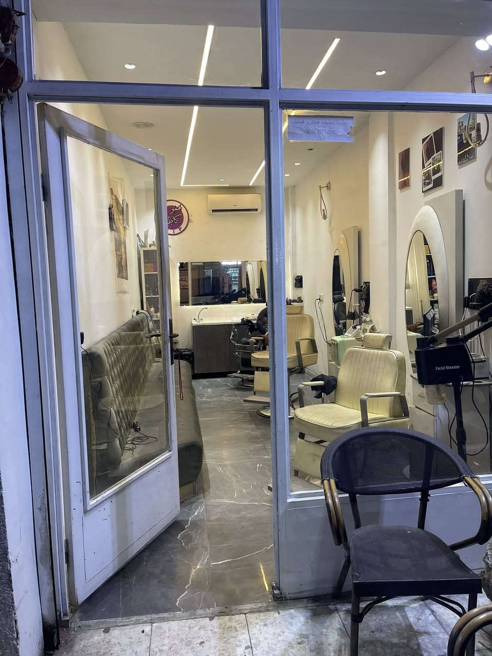 محل حلاقه للبيع  بسبب الالتزام الوظيفي الامين الثانية محل مودرن حديث مجهز بالكامل موقع المحل عمره ٤ سنوات للتواصل ***********
