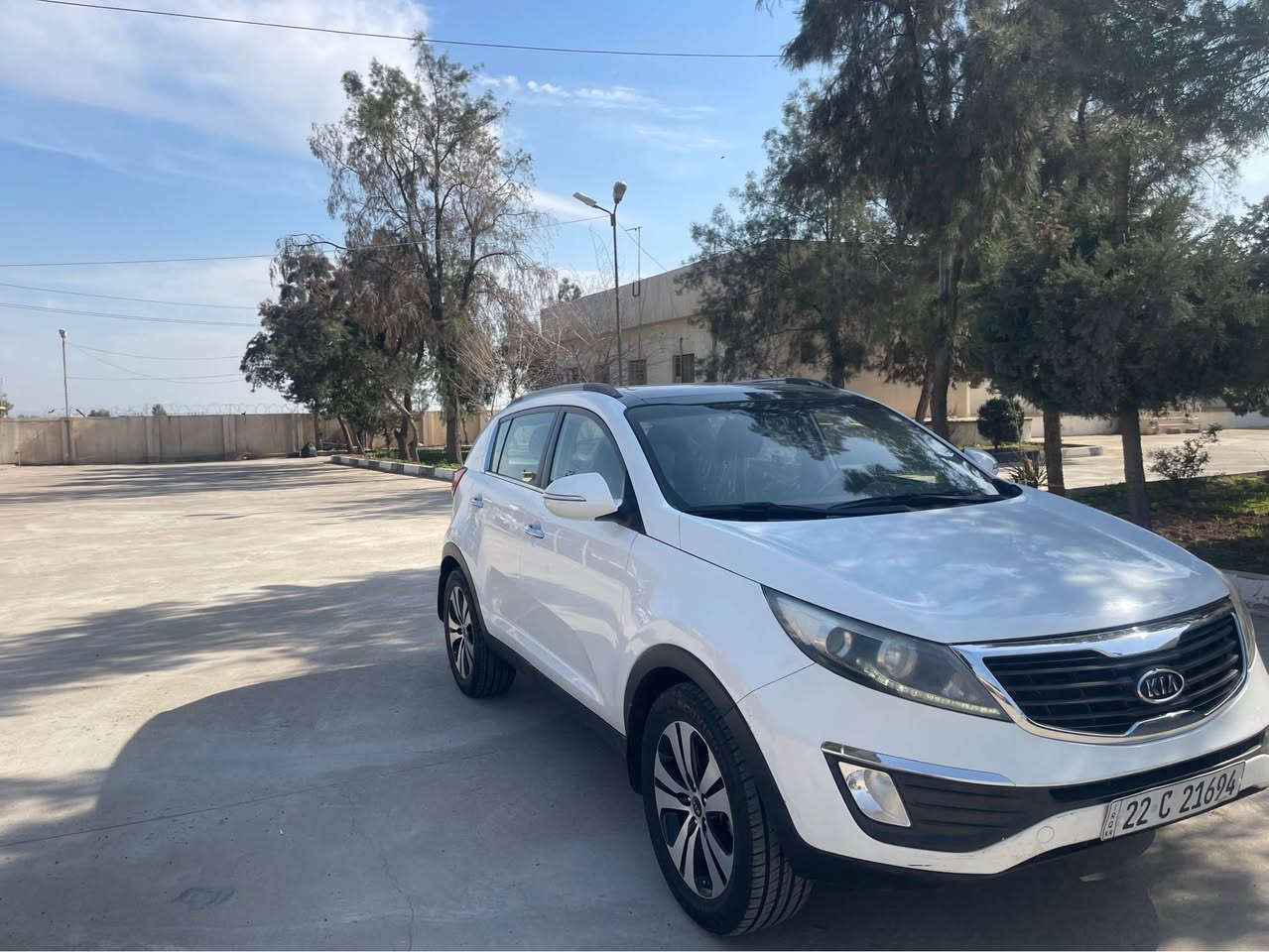 يكا. سپو ر تاج. خه لحي.  سفري. هه ولير. ر قه  م سه نه و ي نويه. به نا و خؤمانه. سفري و. لا خؤ مانه.  سه يار. كه. كلينه. بي. سبووخه.   فول. ته نها. به. سمه. نيه  شيون. هه ولير.  ***********
سحر 138 أربيل, العراق
