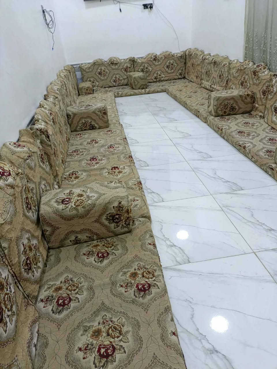 ديوان ارضي 
مزخرف 7 دواشك 7،تكيات 14 ظهر  مستخدم يفرش مساحه 7×4  نضيف 250 بي مجال قليل الي يريده يراسلني او يتصل ع الرقم *********** @الجميع
