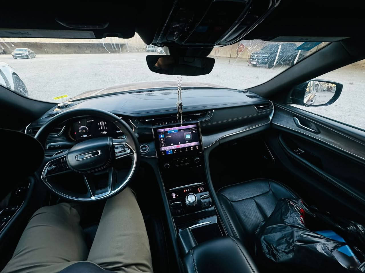 1: مواصفات لجيب أوفرلاند 2024:
المقاعد: مقاعد جلد "نابا" (Nappa Leather) فاخرة، مع تدفئة وتبريد للمقاعد الأمامية، ومساج للمقاعد الأمامية، بالإضافة إلى ذاكرة للمقاعد.
الشاشات والترفيه: نظام Uconnect 5 مع شاشة لمس مقاس 10.1 بوصة، وشاشة عرض قياس 10.25 بوصة للسائق، مع نظام صوتي فاخر (غالباً McIntosh).

2: لوحة القيادة والكونسول: تطعيمات من الخشب الحقيقي، كونسول وسطي بلمسات بيانو بلاك، وشاحن لاسلكي للجوال.

3: الراحة والتحكم: مقود مكسو بالجلد مع تدفئة، مكيف هواء أوتوماتيكي رباعي المناطق (للمقاعد الأمامية والخلفية)، إضاءة محيطية LED.

4: السقف: فتحة سقف بانورامية مزدوجة (Dual-Pane Panoramic Sunroof).
المساحة والعملية: مقاعد خلفية قابلة للطي، مساحات تخزين ذكية، وصندوق خلفي كهربائي مع خاصية الفتح بدون استخدام اليدين. 

5: المواصفات الميكانيكية:
تأتي عادةً بمحرك 6 سلندر بنتاستار 3.6 لتر يولد 293 حصان، مرتبط بناقل حركة أوتوماتيكي من 8 سرعات، ونظام دفع رباعي Quadra-Trac II، مع نظام تعليق هوائي Quadra-Lift لرفع وخفض السيارة ذات 5 فئات وذات 5جكات

السعر 360 ورقة وبيها مجال

السيارة كلين بدون حادث 
 
داخلة تقرير مياه واصل  للدوسة 30 %
***********
