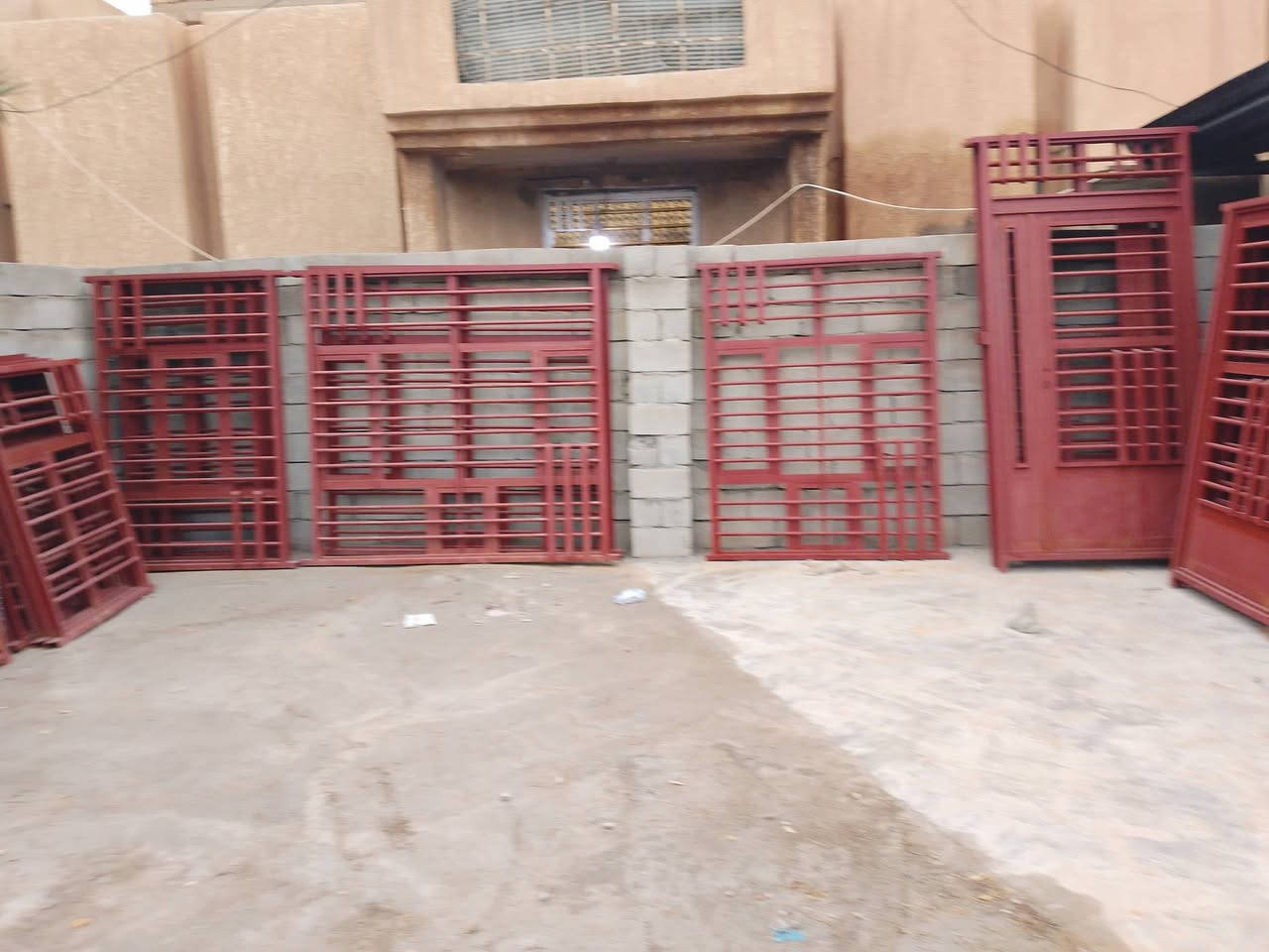 ***********
***********
العنوان تكريت شارع الحولي مال زهور قرب مدرسه نضام مجاور الصيدلية 
ابواب بلاستك جديد الابيض بسعر 60الف والجوزي بسعر 90الف وابواب وشبابيك حديد بسعر مناسب
