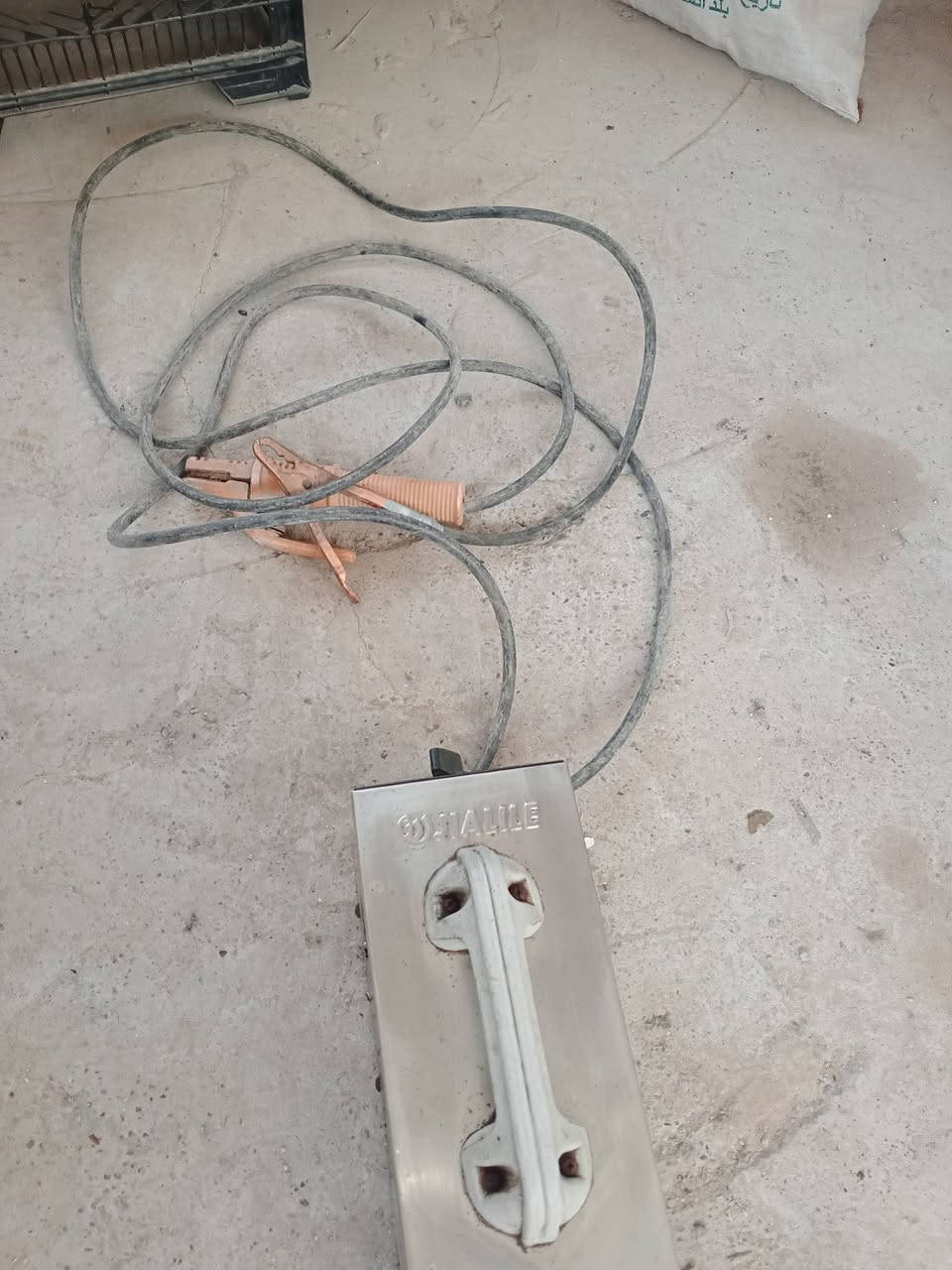 مكينه لحيم اصليه مكفوله حجم وسط شاحنه بطريات اصليه مكينه خياطه نوعيه راقيه شرط الشغل تشحن من كيفه بدون كهرباء أسعار مناسبة سكن بغداد سبع البور شارع السوداني هاتف ***********
