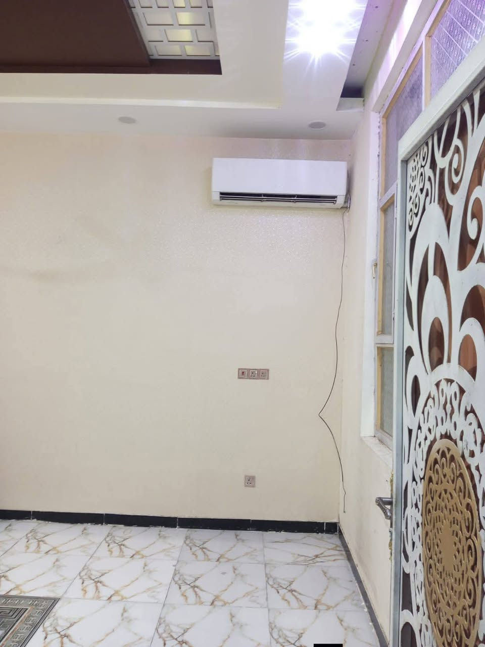 بيت للبيع المساحة 100م 

المكان حي اور الثانيه قرب شارع 30 

طابقين كونكريت بناء حديث 

ط1 غرفة وصاله ومطبخ وستقبال وصحيات داخليه وخارجيه 

ط2 غرفة عدد 3 وصاله وصحيات 
السعر 185 وبي مجال بسيط 
***********
