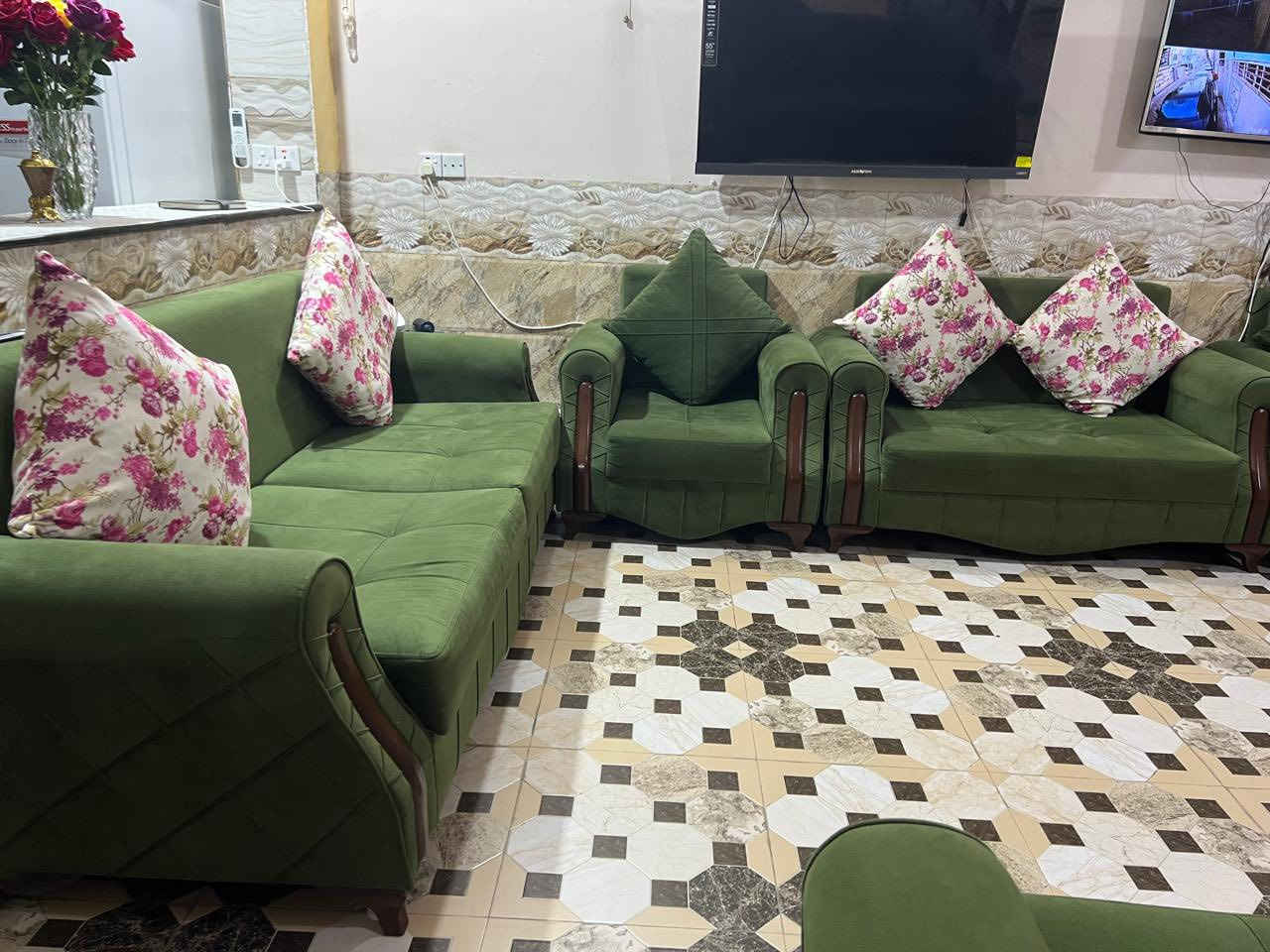 السلام عليكم تخم للبيع 10 مقاعد مخزن تركي نظيف جدا السعر 500 وبي مجال للتواصل   كربلاء حي النقيب ***********
