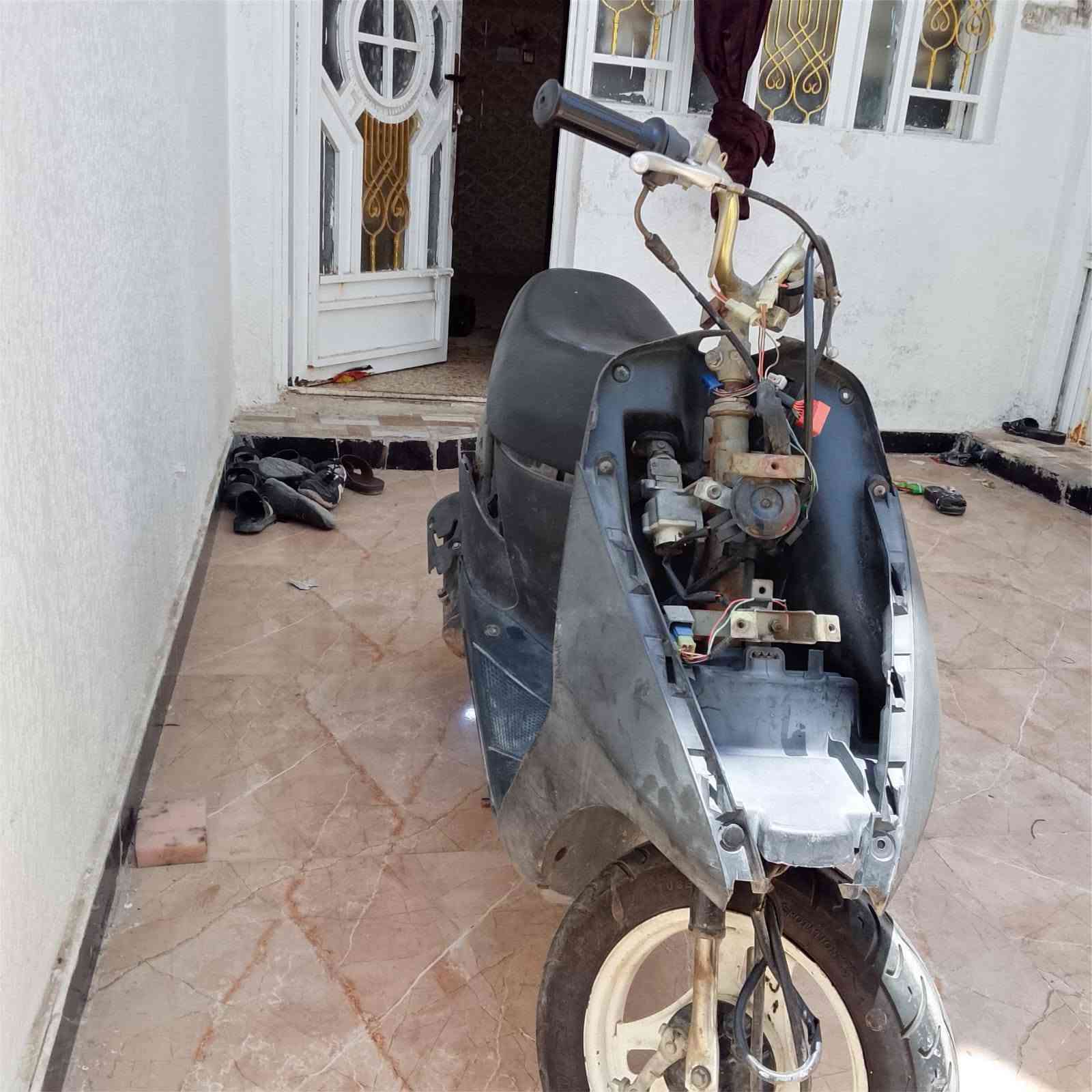 سلام عليكم دراجه للبيع ساسوكي رياضي لا مجفته ولا كايمه كفراته بلاديه مالتها لون اسود كلوبات موجوده بس شوته فالته العنوان العماره حي العسكري رقم ***********
