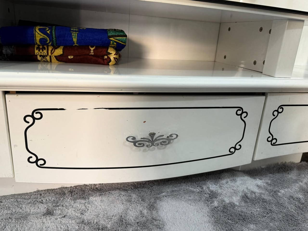 السلام عليكم 
هذا الميز للبيع ما عدى لبلازمه مالته (غير للبيع)
سعره على الخاص 
الي يريد يتواصل وياي على هذا الرقم 
***********
