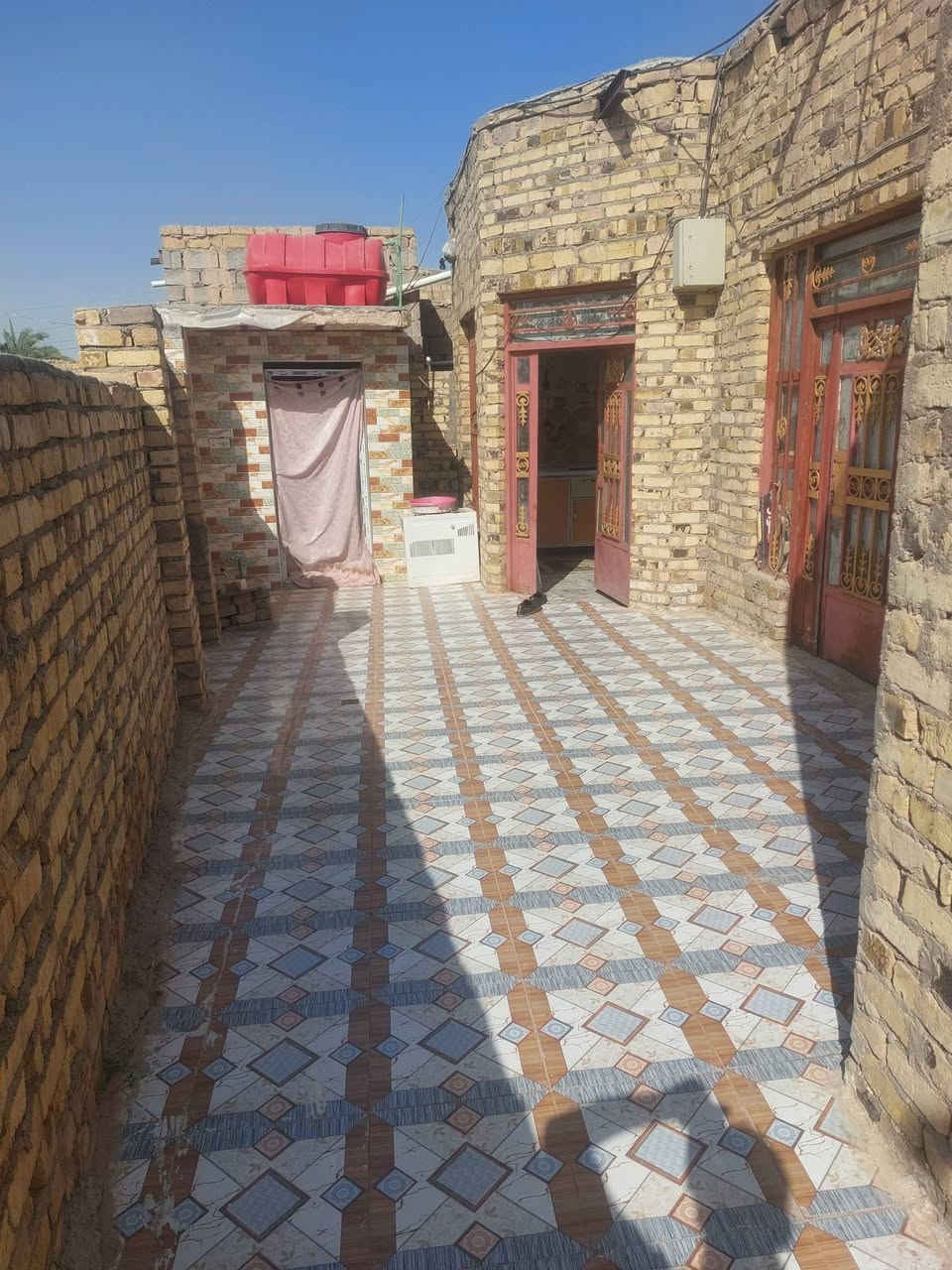 من رخصت الادمن
سلام عليكم بيت البيع شارع سيد محمد بداية تبليط الاستفيار انتصل***********
غرفة 2

مطبخ

صالة
 براني

حمامات
