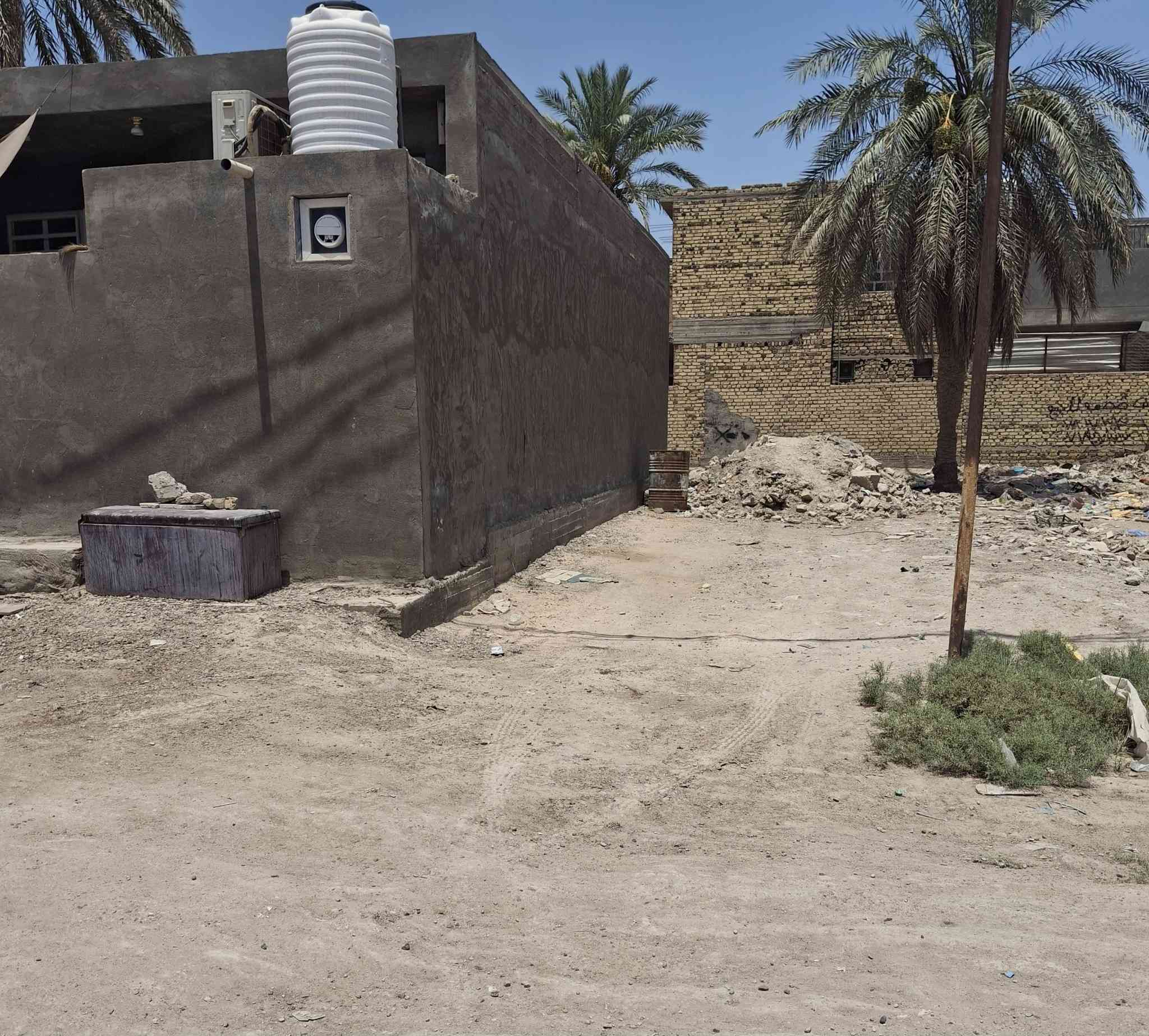 السلام عليكم للبيع مشتمل طابو صرف بناء حديث العنوان حله حي العسكري وره شارع ٨٠  قرب مدرسة الرحمن المساحه الكليه 156 لكن موكله مبنيه الي مبني 78 وباقي 78 البناء غرفه نوم وكلدور وصاله ومطبخ وصحيات داخل وخارج طابق واحد اذا بس البناء وحده هم ابيع العقار واجهة 12 ونزال 13 ركن وامامه ساحه للاستفسار *********** واذا اكو مكتب عقارات يعرضه يمه مومشكله
