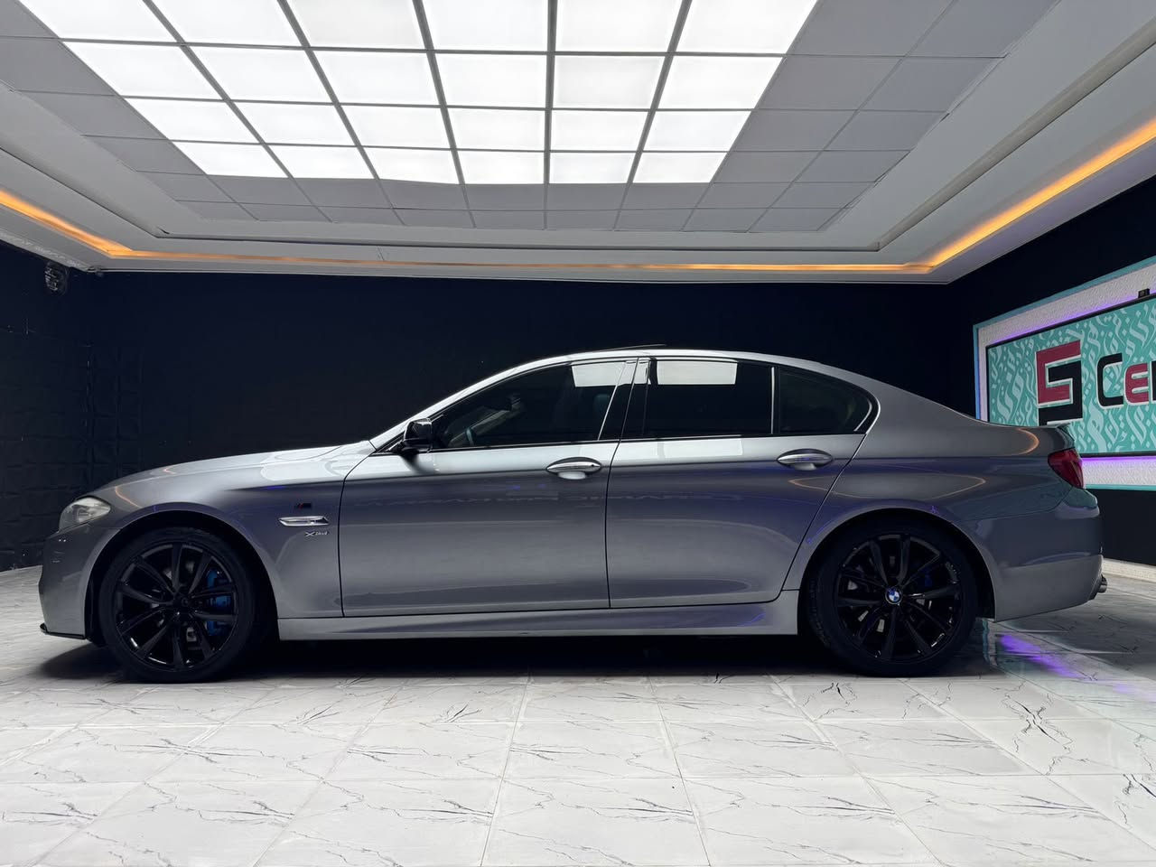 🚗 للبيع: BMW 535i 2011
📍 مكان السيارة: السماوة
📞 للتواصل: *********** بيه واتساب
💰 السعر: 160 ورقة – قابل للتفاوض
📊 المسافة المقطوعة: 202,000 كم
🛠️ المحرك: l6 Twin Turbo 

⚙️ المواصفات:
• تشغيل بصمة
• شاشة أعطال
• كشنات جلد بلون فيروزي
• كشنات بخاصية التبريد والتدفئة
• كشنات خزن ميموري
• سقف كنتارا
• حساسات أمامية وخلفية
• أحزمة أمان بلون سمائي
• تحكم بالمرايا + مرايا شفط
• دعاميات M5، لحية M، دفيوزر M، حلوك M
• نظام دفع رباعي xDrive
• نسخة بلادي

⚠️ الضرر:
• السيارة كلين بدون حادث وبدون صبغ
• السيارة عليها تقرير غرق
 (غير واصل للعقول)

📌 تفاصيل إضافية:
• السيارة باسم المالك – تحويل مباشر 
• رقم دولي جديد
• سنوية وهزة جديدة
• حدادية وصدر جديد
• طخم إطارات جديد
• تبريد ممتاز
• حالة السيارة جيدة
