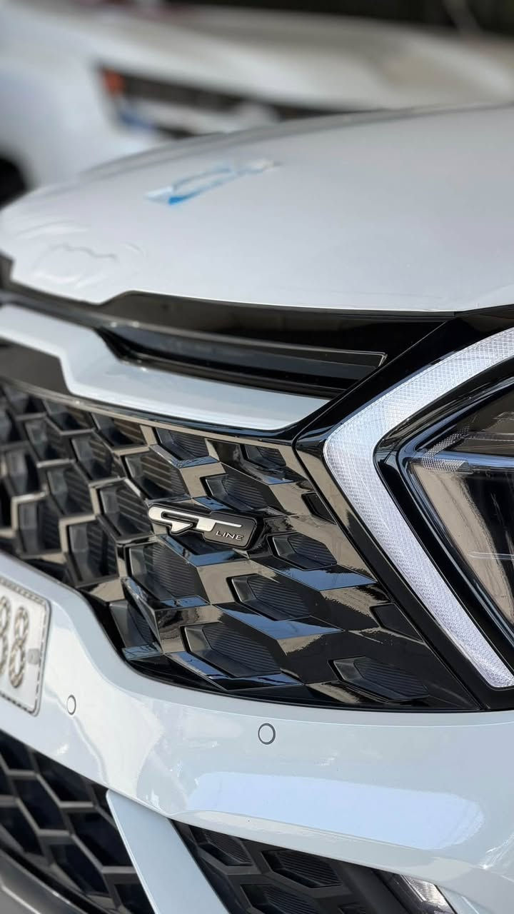 السلام عليكم 
سبورتج 2025 GT 
بيها ضمان شركت نم ماشيه 12000km
فول موصفات 1/1 بانوراما كشنات كهرباء جنطه كهرباء 
سبير منازل كامره شاشه متصله شحن مبايل مرايات شفط سياره فول ما بيها اي نقص العنوان بغداد الرقم ***********
