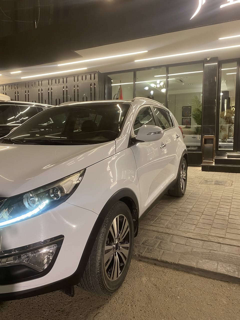 السلام عليكم…سبورتج 2016 خليجي 
محرك. 2000 دوش. ..كفاله من الصبغ والتبديل 
رقم بغداد انكليزي 
بانوراما 
كير. محرك. على وضع الشركه 
ماشيه.  123 الف 
السعر.  167
***********
