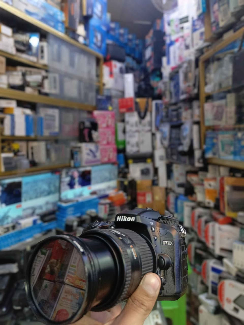 سلام عليكم ورحمه الله وبركاته اخواني كامره D7100 اخت جديده نضافه فول 
ملحقاته الاصليه 
جنطه جديده وشارحنه ورام وحزام كتف وتحويله نقل صور الموبايل  *********** وبخدمتكم بغداد, العراق
