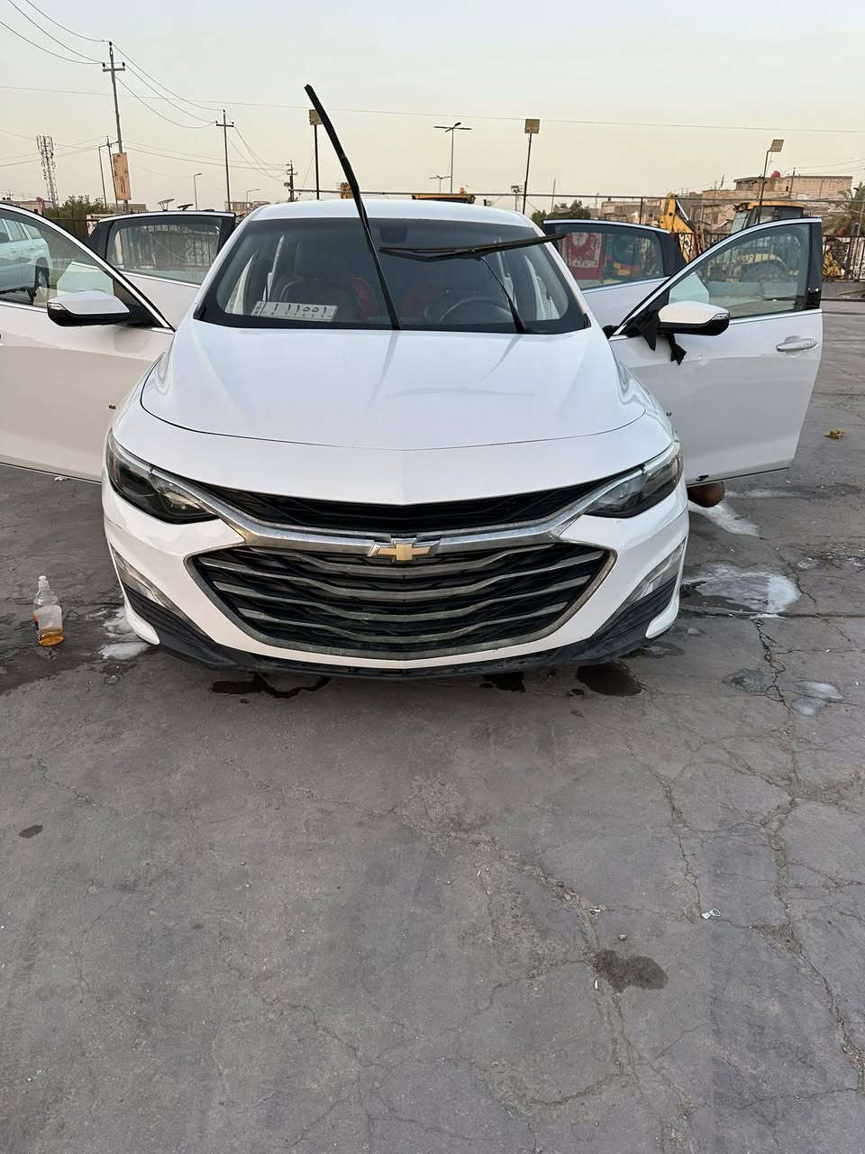 السلام عليكم 

ماليبو موديل 19 
مكينة 2000 فئة بريمير
لون ابيض الداخل اسود جلد 
تدفئة وتبريد كشنات تحكمات 
فول مواصفات ماعدا الفتحة
السعر 132 وبيهة مجال قليل 
الرقم ***********
غير متواجد على الفيس
