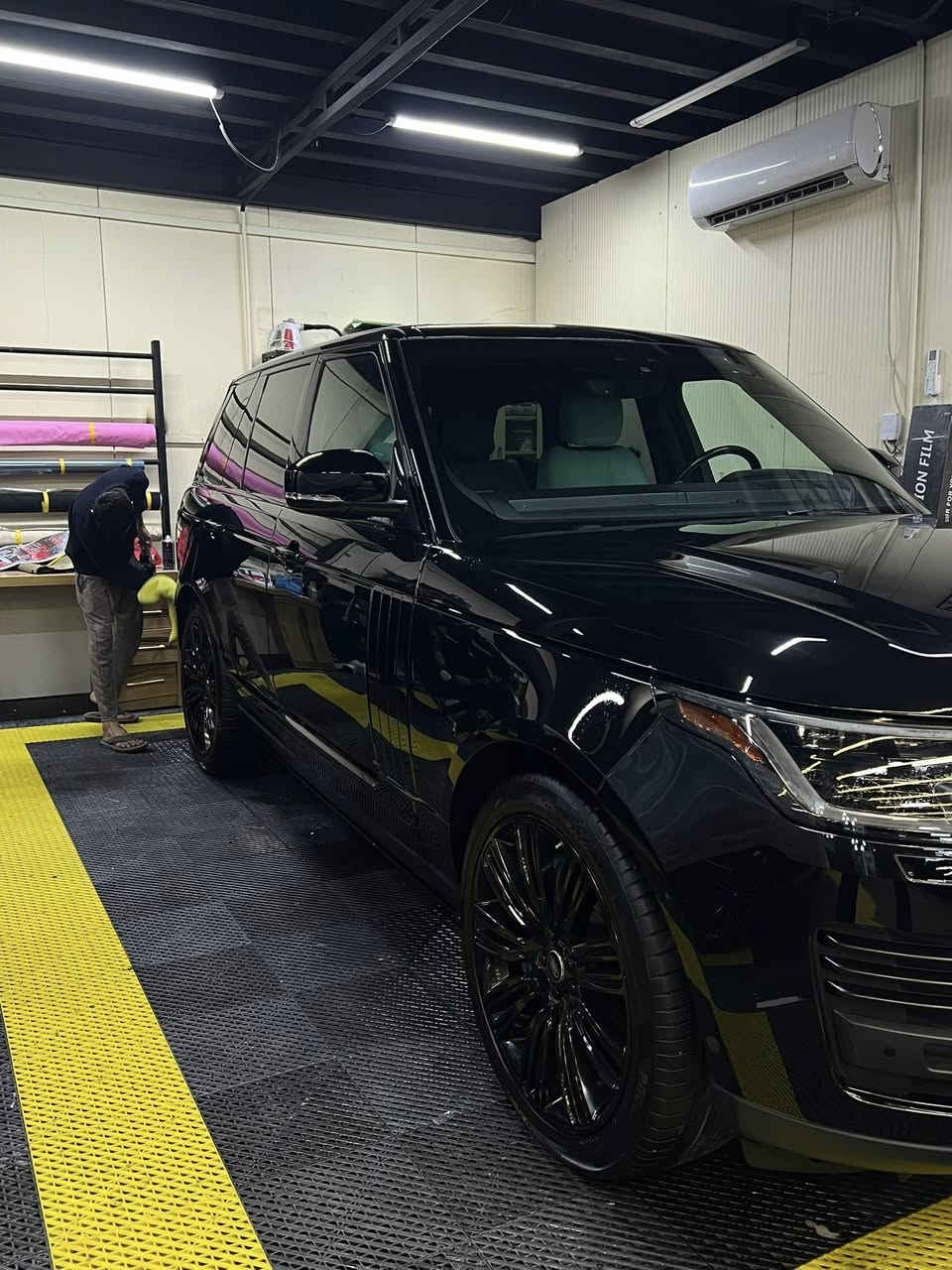 السلام عليكم ✋🏻
رانج روفر فوك 2019 🔥
٨سلندر سوبر ✈️
ماشيه 44 الف بعدها جديده كلش
لون اسود 
داخل لون فيروزي مميز 🩵
بدون صبغ ✋🏻
بدون ايرباك ✋🏻
فقط جاملغ مبدل نفس لون 
صور سونار وياها 
 تخم تاير جديد 
صدر كله جديد 
مغلفه ppf

سعرها 420 ورقه وبيها مجال بسيط  

شراي يتصل /***********
