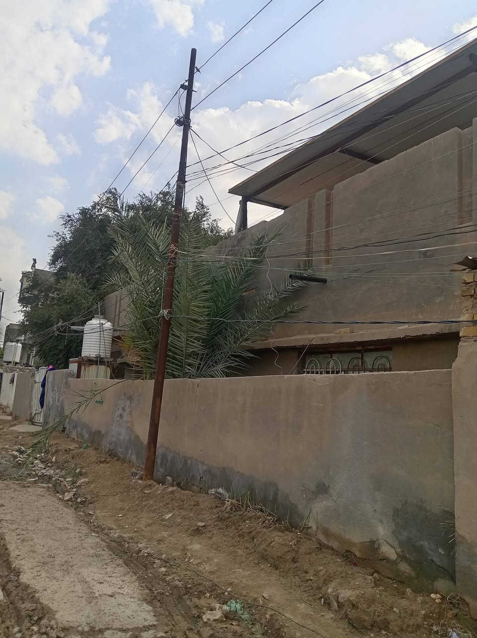 ____السلام عليكم _____
____السلام عليكم _____
🔰دار للبيع طابو صرف 

البيت كونكريت مسلح بناء طابوق جمهوري 

🔰المساحة 240متر

الموقع حي الحسين خلف مدرسه مكه المكرمه

يتكون من ثلاث غرف نوم +صاله +استقبال+مطبخ+يحتوي على حديقه مساحتها 100متر

مقابيله ساحه متنزه تبليط مجاري جديده

قريب عن الشارع حي الحسين العام مسافه 100متر

وأيضآ يبعد عن شارع الجمعيه 200متر
للاتصال على الارقام التاليه ***********

***********
