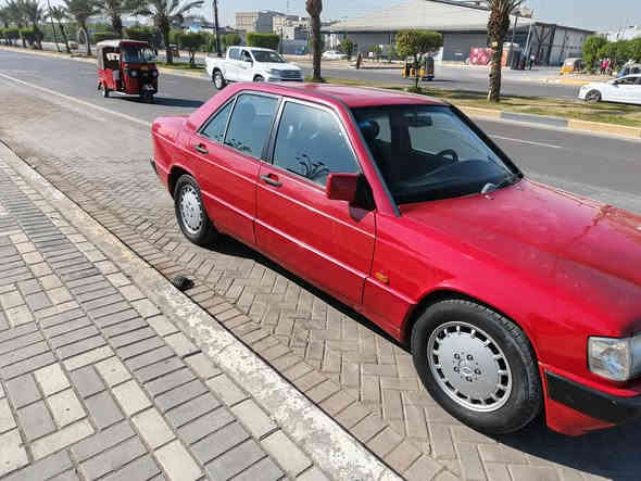 السلام عليكم مرسيدس ١٩٠ للبيع موديل ٩١ سلايت روف طكتين هوك خلفي بلاد حدادية جديدة لون احمر كير ومكينة جدد كير قفل مكينة ٦ سلندر اربعة جام كهرباء سنتر لوك قفل ماسحات لايت رقم بغداد الدولي اربع ويالة جديدة تدفئة تبريد شغال تحويل مباشر السيارة بلادية السعر ٧٠ وبيه مجال مكان السيارة بغداد الاستفسار ***********
