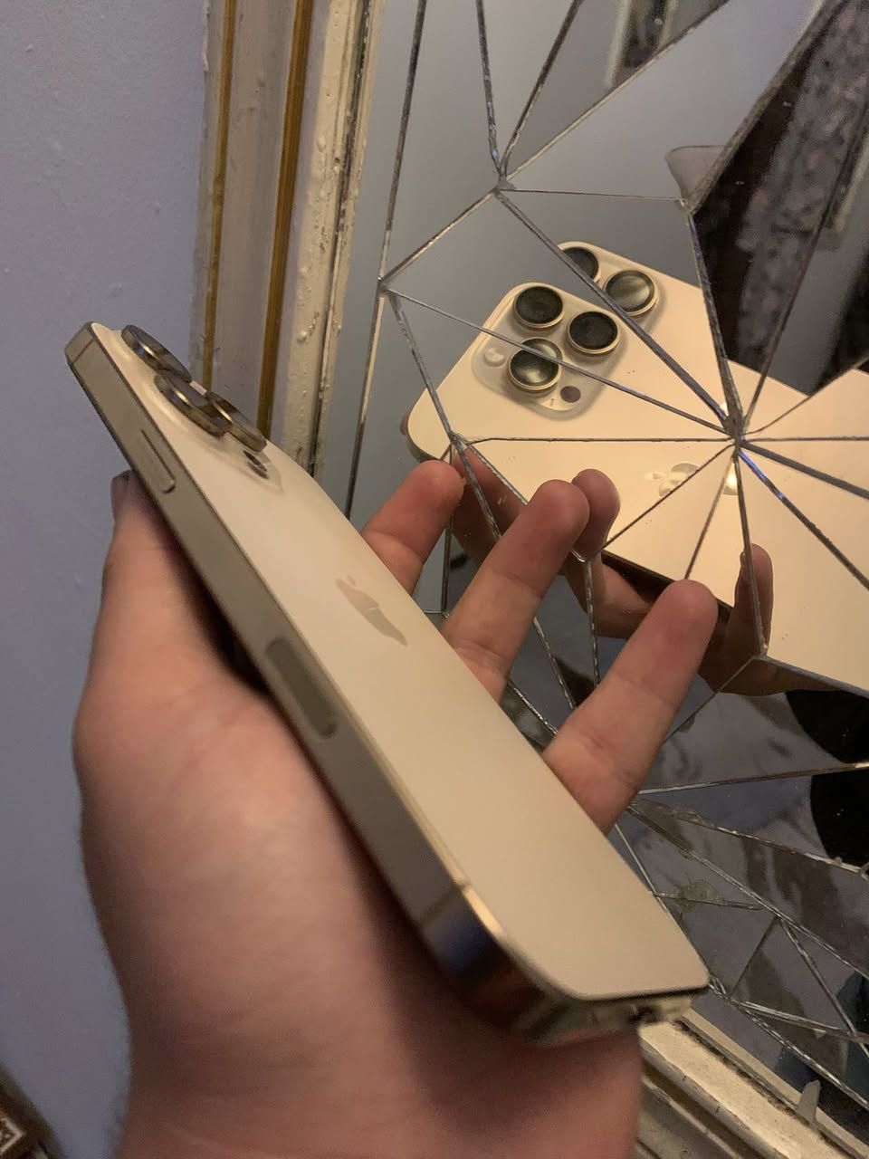 السلام عليكم من رخصة الادمن ايفون 16برو ماكس شرق اوسط الياباني اصلي يعني مو باله ماخذه جديد اول منزل نظيف جدا لون ذهبي ذاكره 256 بطاريه 94 تلفون باكيته الاصلي وكيبل اصلي لاصق ضد الكسر عدسات كامره (بي نقطه سوده بالحافه صغيره وصارلها هواي يعني لأكبرت ولاصغرت وممأثره عليه ابددد غير هذا. شخط مابي ولاضربه)السعر ١٢٠٠ المكان بغداد حي العدل للاستفسار *********** تحياتي
