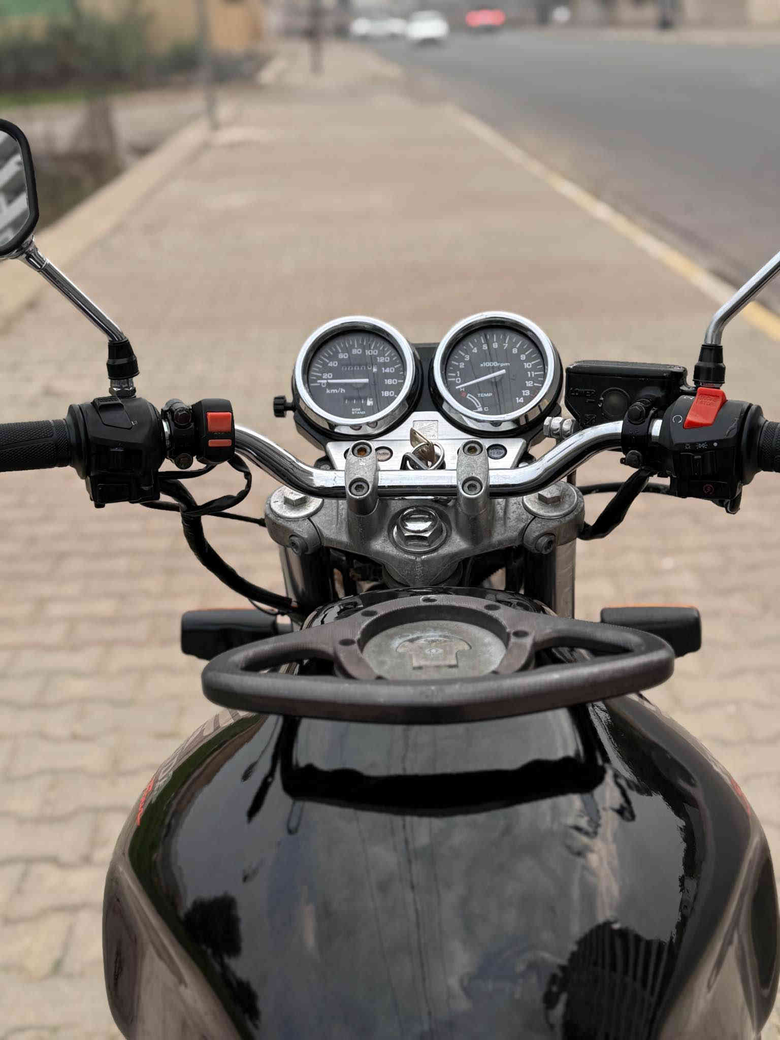 للبيع CB 400 جيل اول لوك لوك 
الي يدور جديد وبلكارتون دراجه كفاله عامه كير محرك كابريتر كله بشرط برغي ممفتوح تايرات وزنجيل ودهن وبلكات كله جديد تانكي كزازه ماشي قليل اوراق كامل بوجهك رقم شرط معدل جوى ١٨٠ كهربائيات كامل دراجه مال جناي مكاني كركوك سعرها ۱٥ ومجال للشراي اتصل وخادم للطيبين❤️
(( *********** )) كركوك
