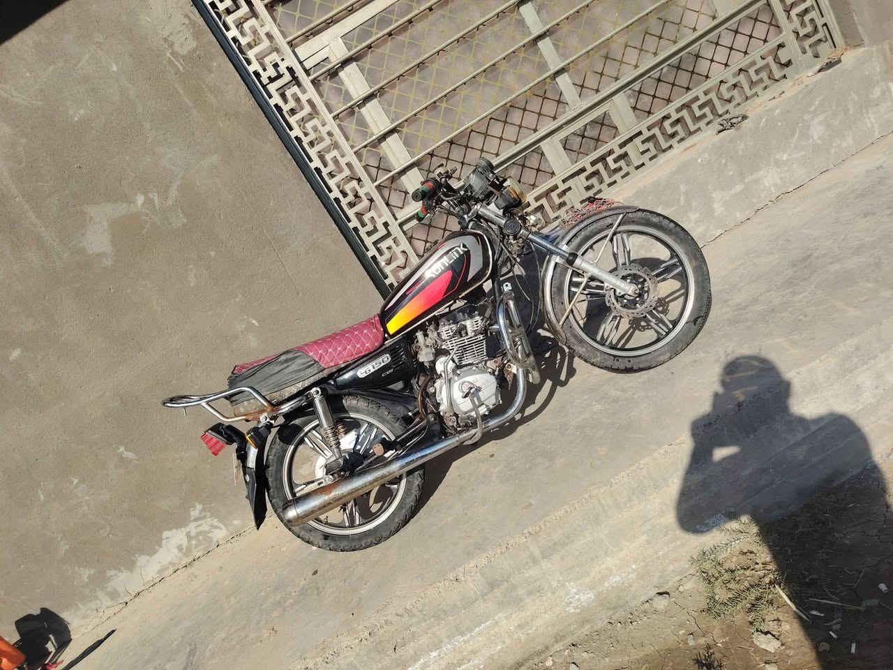 سلام عليكم شباب عندي دراجه لبيع مديل 22 كامله ينقص مابيه دراجه حلوه بدون سعر 400وبيه مجال بصيط حك جيه مكاني بغداد المحموديه *********** ///***********
