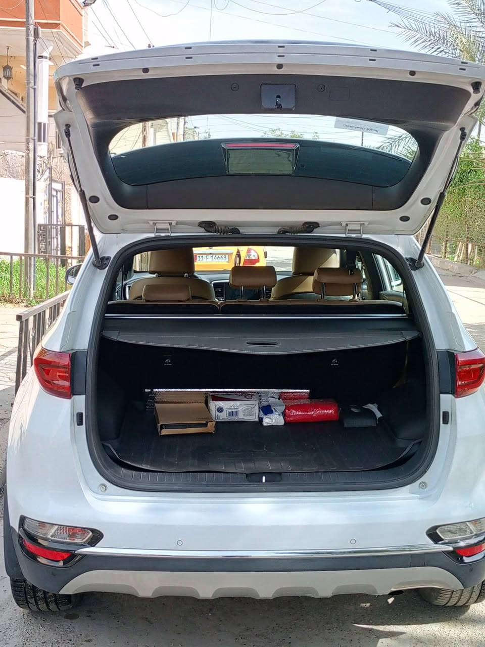 كيا سبورتج موديل 21 ماشيه 42 الف كيلو موصفاتها محرك 2000 دوش كشن جلد + مخمل وبصمتين تشغيل عن بعد سياره جديده مال جناي السبير مانازل السعر 212 ومجالها بسيط لل استفسار *********** المكان بغداد رقم بغداد انكليزي تحويل ثاني يوم  .
