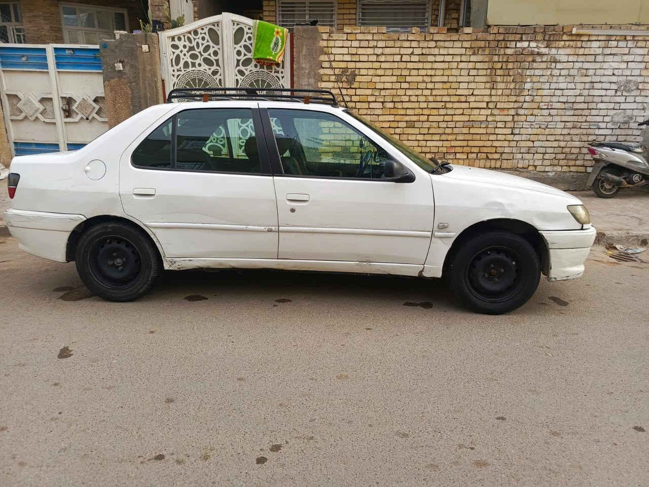 السلام عليكم سيارة بيجو موديل 2002 للبيع رقمها انكليزي سنويتها مجددة 5 سنوات كير ومكينة تايرات وصدر جديد وكشرها هل تشوفونة سعرها 42 ورقة وبيها مجال مكاني بغداد الحرية الدولعي شارع الغاز *********** الشراي يتصل
