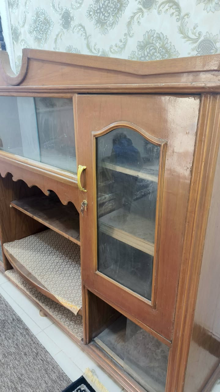 مكتبة ومعرض نفس الوقت صاج الثكيل تسكام الاولي السعر 80 حي الرحمه الارتفاع متر ونصف والعرض مترين و 15 سم والعمق نص متر  ***********
