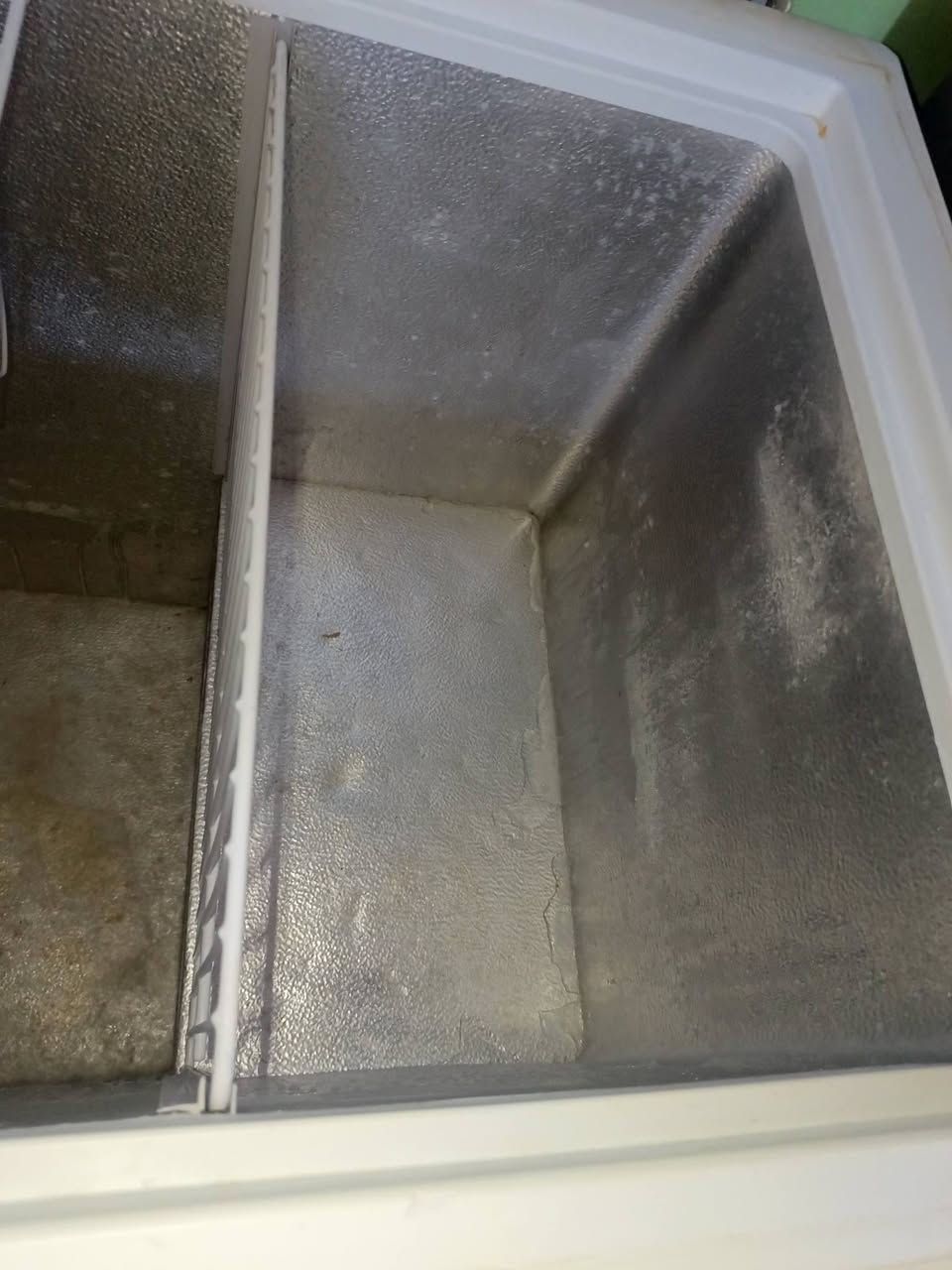 مجمدة كبيرة الحجم للبيع نظافة فوووووول 
شرط التبريد مستخدمة 6 اشهر فقط 
السعر 350 وبيها مجال  
للاستفسار الاتصال ‏‪***********‬‏
