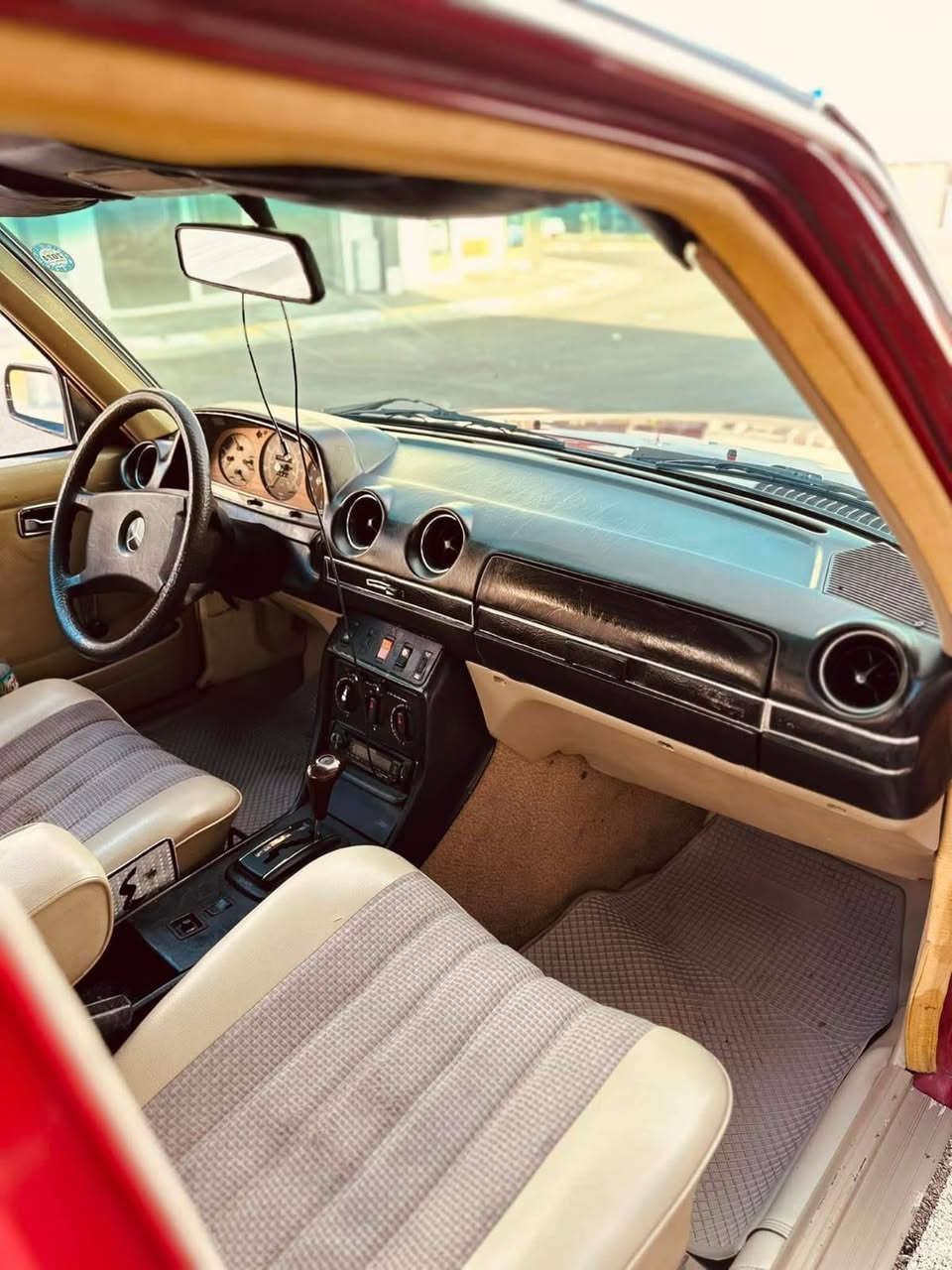 مرسيدس E230 مودیل 1984 
سنوینە جدیدە حتا 2030 رقم اربيل 
قير ماكينة 2.5 ديلكو مرخووب
بدون دعم بدون رزيف بدون سارد بدون چال
شوخت
تبريد - بارد - حار - باور - كوشن جلد - دبل بلادي ما مكسور - ألير كهربا - سلايد - كنترول مركزي - قير أوتوماتيك - مراية كهربا - عدسة أمامية
بانص أمامي وخلفي وفلنچات كلهم جديد مغير
حزام مُصَبغ للجمال بدون دعم مضروب
طقم طايعي جديد من أسبوعين مربوط
تحويل وغرامة بشرط
طق ورقعة بشرط ما فيه چركة
زيت مکینە وهيدروليك القير جديد مغير
دينار مصاريف ما فيه

رقم صاحب سيارة
***********
