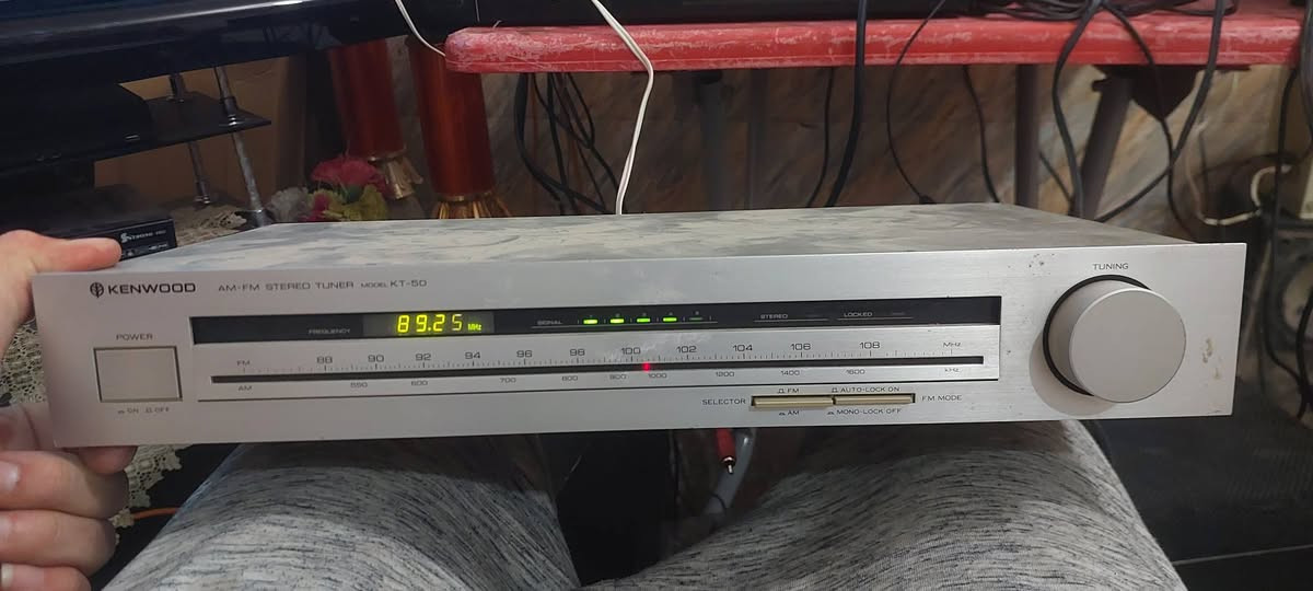 راديو كنووودموجات اف ام و اي ام والكثير لا اعرف تشغيله جيدا الجهاز بحاله جيدة
للبيع السعر ٦٥
***********
