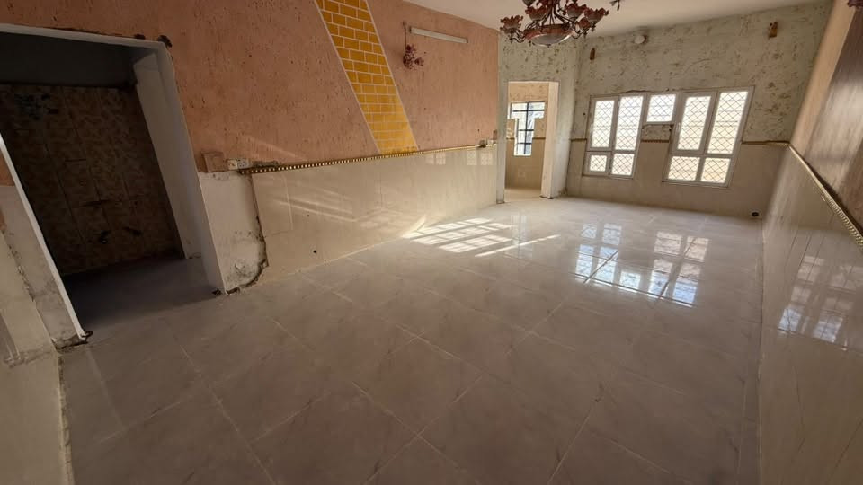 بيت للبيع المساحة 200m    10*20 طابو ملك صرف
العنوان : بعقوبة اليرموك الأولى (الرحمة) منطقة ال ١٣ الف قرب المدرسة الصفرة و خلف اسواق الأقصى يعني البيت ب ضهر التجاري 

الشارع امام البيت عريض 
و البيت يحتوي على :

استقبال بسماحة 7*4 
غرفة نوم 5*4
صالة معيشة 4*4 
مطبخ   5*4 
صحيات داخلي و خارجية 
غرفة نوم في الطابق الثاني مساحة 5*4
مخزن طابق ثاني مساحة 4*4
 
السعر 155 مليون قابل للتفاوض 
للأستفسار : ***********
