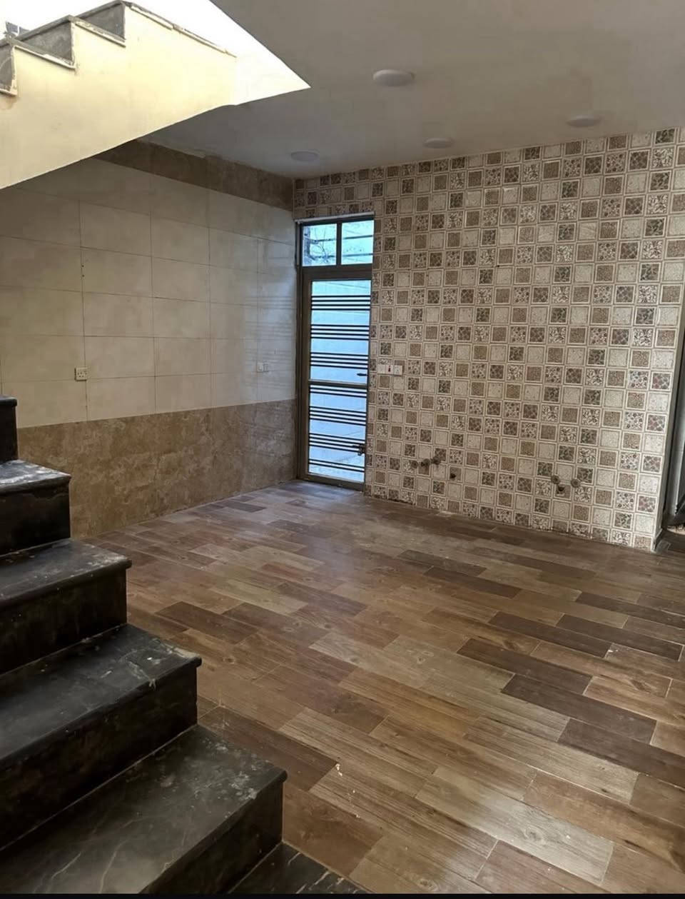 دار للبيع زراعي المساحة ١٠٠ متر 
خلف مول الحامد 
منطقة كاملة الخدمات / تبليط / مجاري / كهرباء
